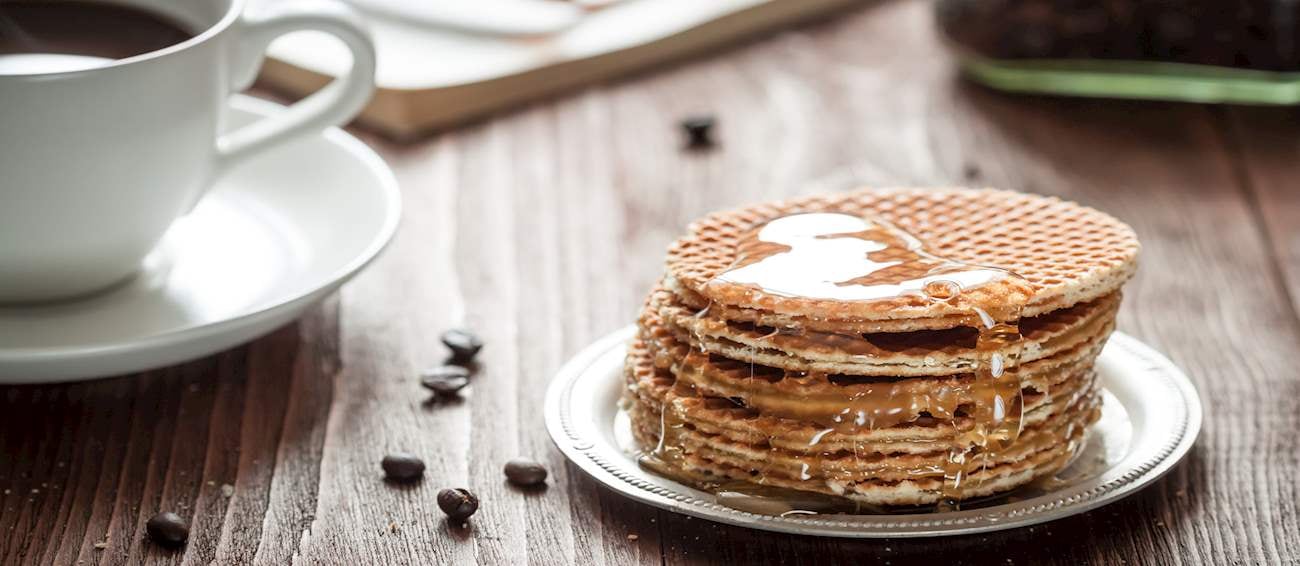 En los Países Bajos, los stroopwafels se consumen tradicionalmente en la hora de la merienda con té o café