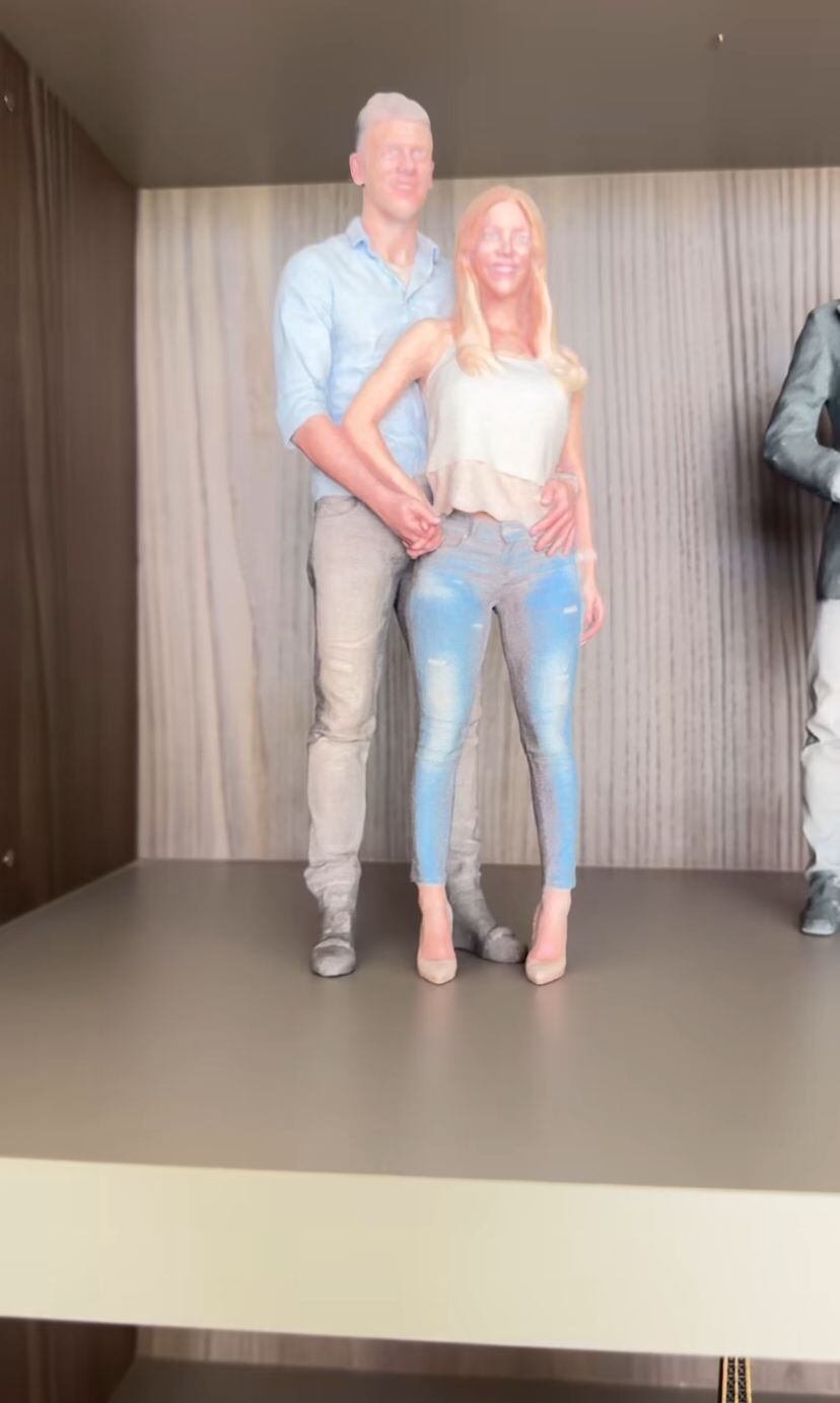 Evangelina Anderson sorprendió con una estatua personalizada junto a Demichelis (Captura: Instagram @evangelinaanderson)