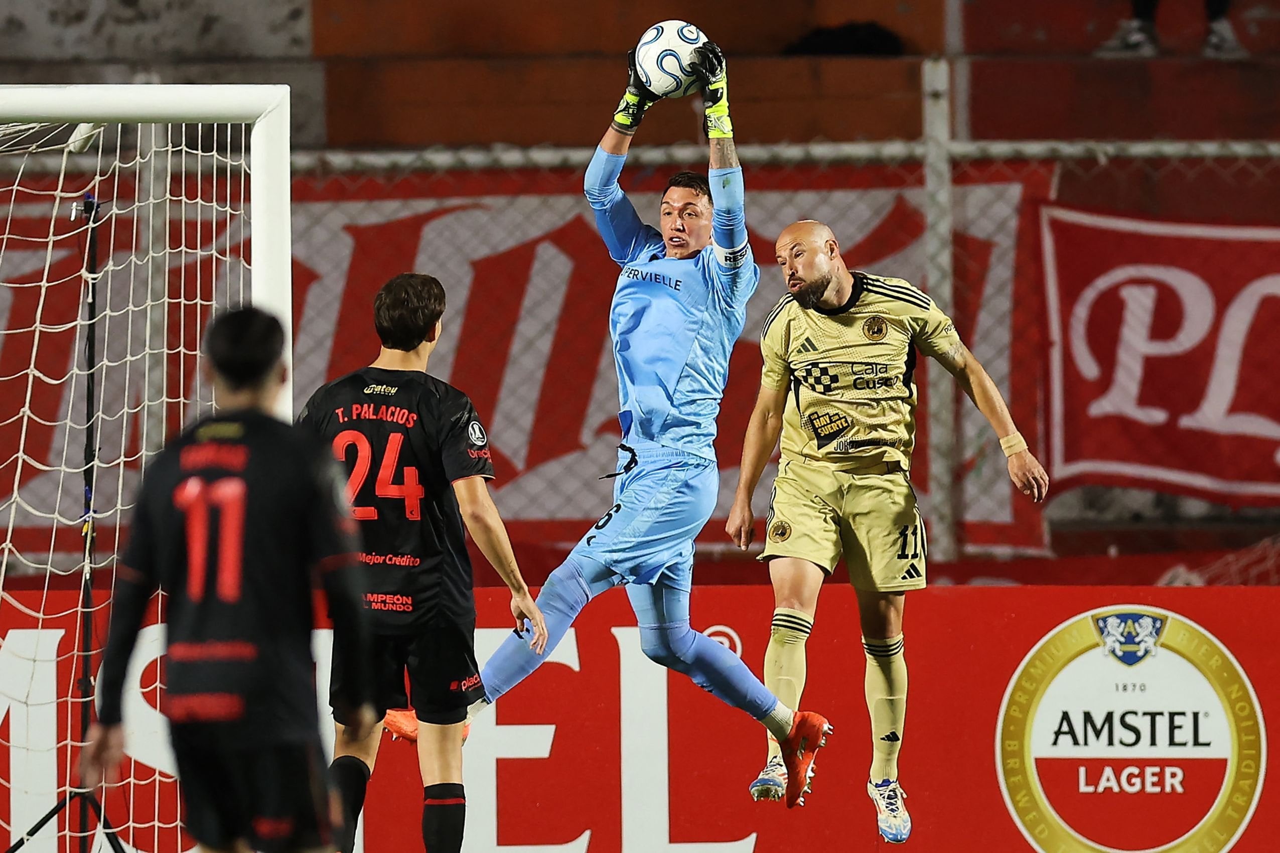 El uruguayo Fernando Muslera, determinante con sus atajadas en la altura de Cusco; el guardavalla, un líder en el campo y en el vestuario
