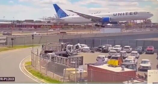 Un video muestra el momento del choque de un avión de United contra un camión al aterrizar en EE.UU.