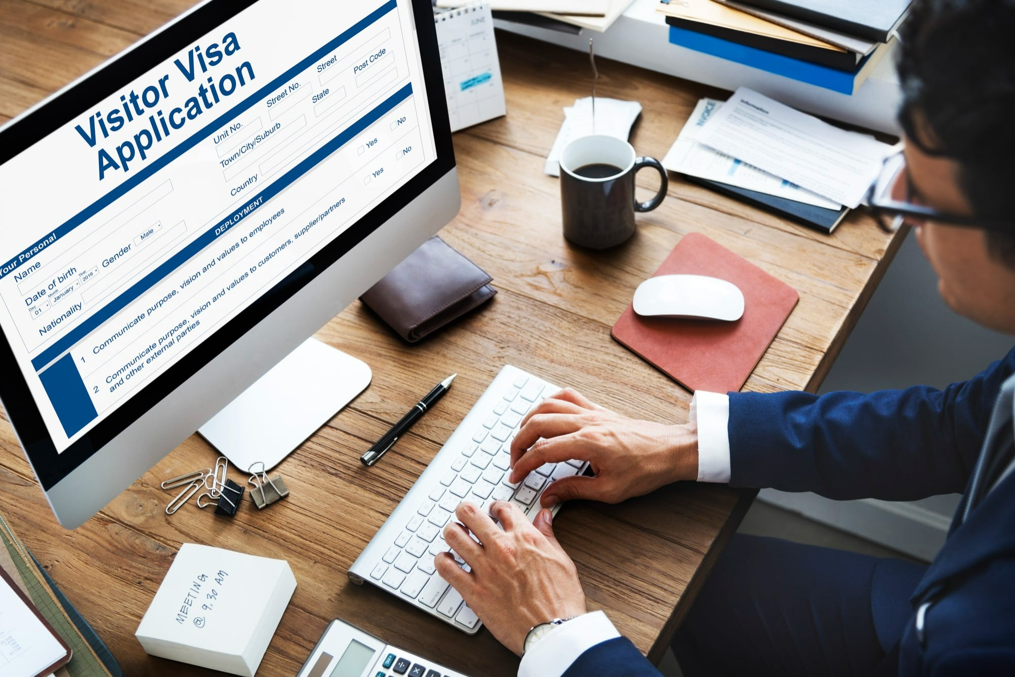 Las razones de inelegibilidad para una visa, establecidas principalmente en la Ley de Inmigración y Nacionalidad (INA, por sus siglas en inglés), se agrupan en varias categorías