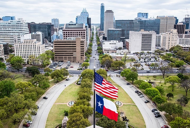 Greg Abbott ordenó que todas las banderas se izaran a toda su asta en el Capitolio de Texas y en todos los edificios estatales