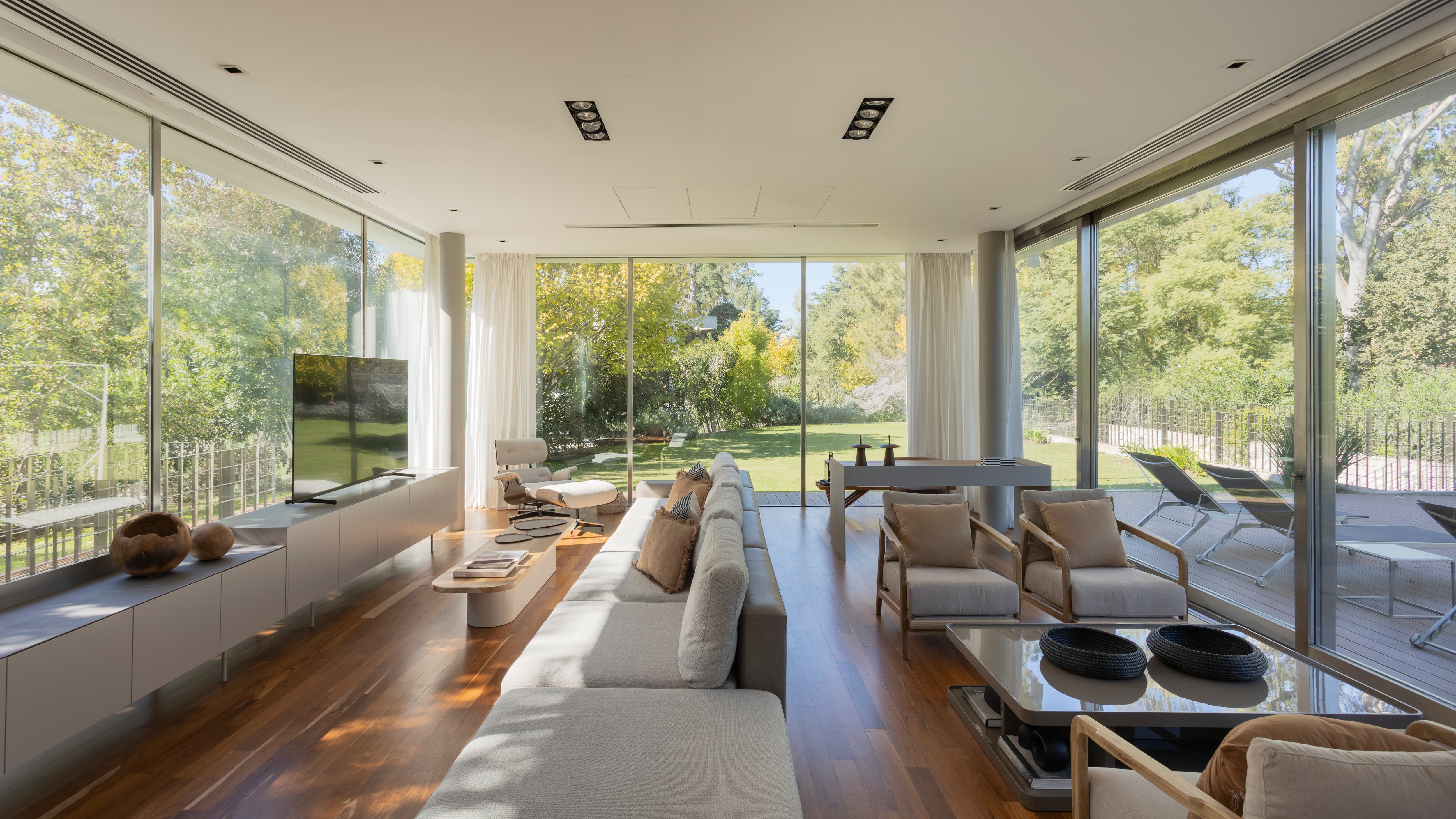 Convocaron al estudio que había hecho su casa para renovarla 10 años después 8 Piso de lapacho recuperado con el proceso Génesis de Patagonia Flooring y protegido con un producto Bona que conserva su aspecto y brillo naturales.