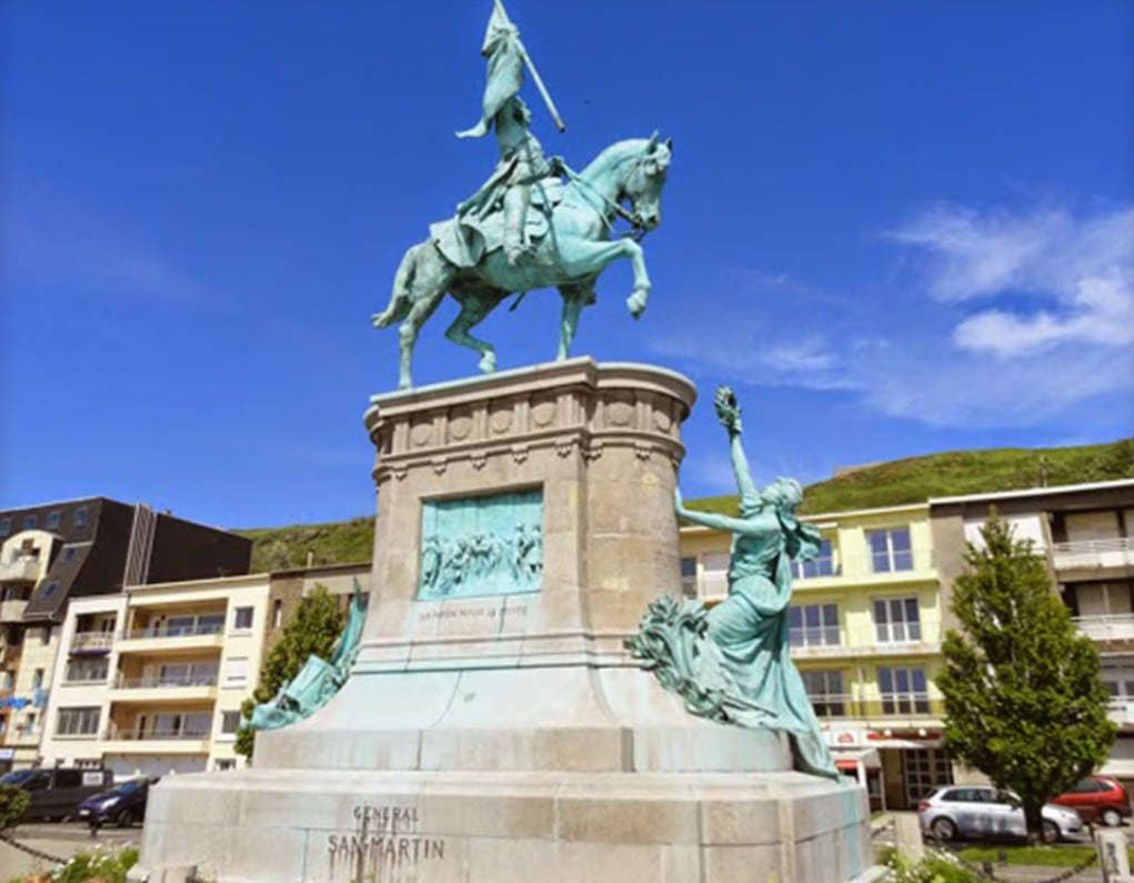 La estatua ecuestre de San Martín en Boulogne-sur-Mer fue inaugurada en 1909
