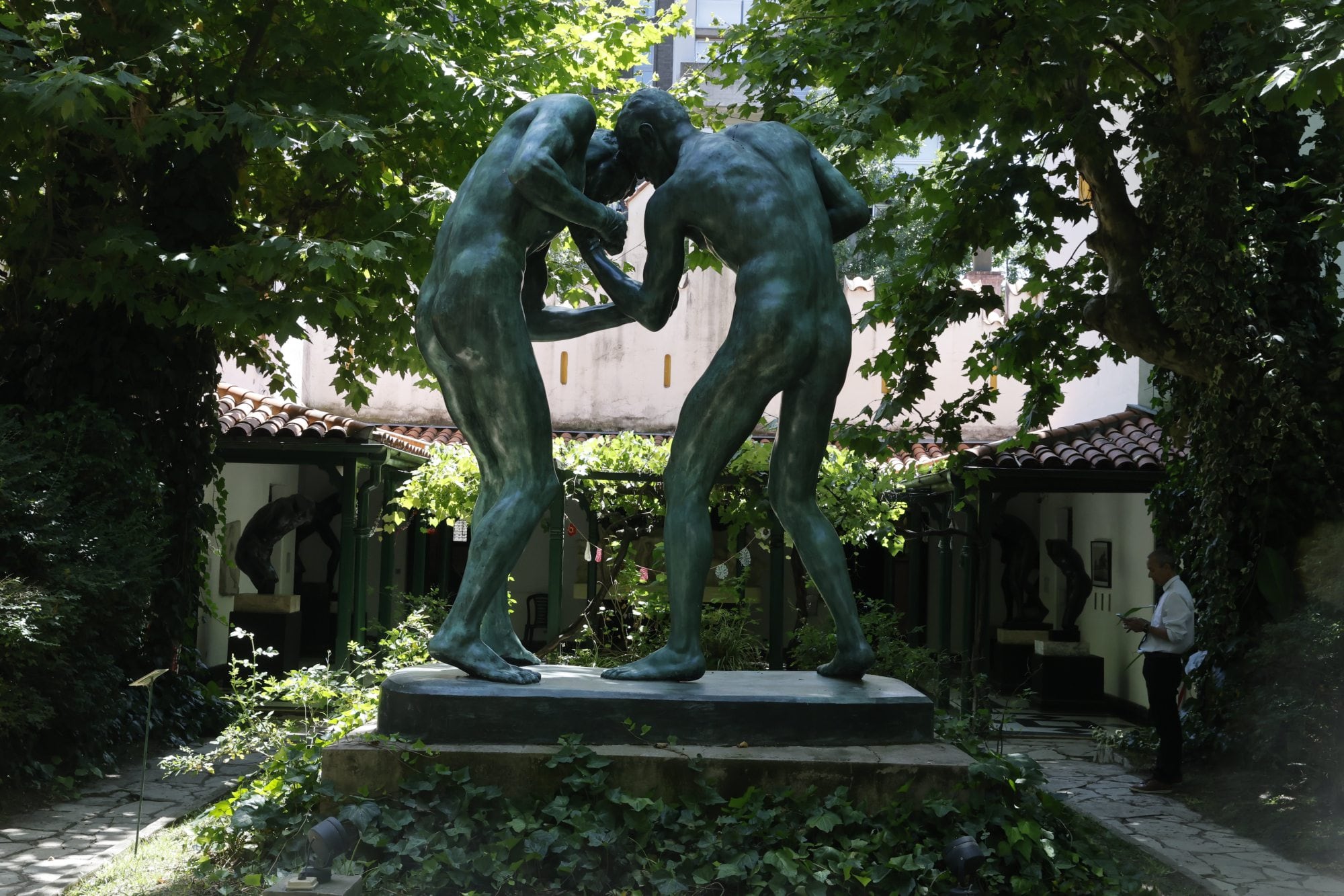 Los colosos de Yrurtia. A principios del siglo pasado, Rogelio Yrurtia esculpió a dos boxeadores enormes (hoy ubicados en el parque del Museo), considerados “malditos” ya que quien los encargó se arrepintió a último momento de comprarlos.