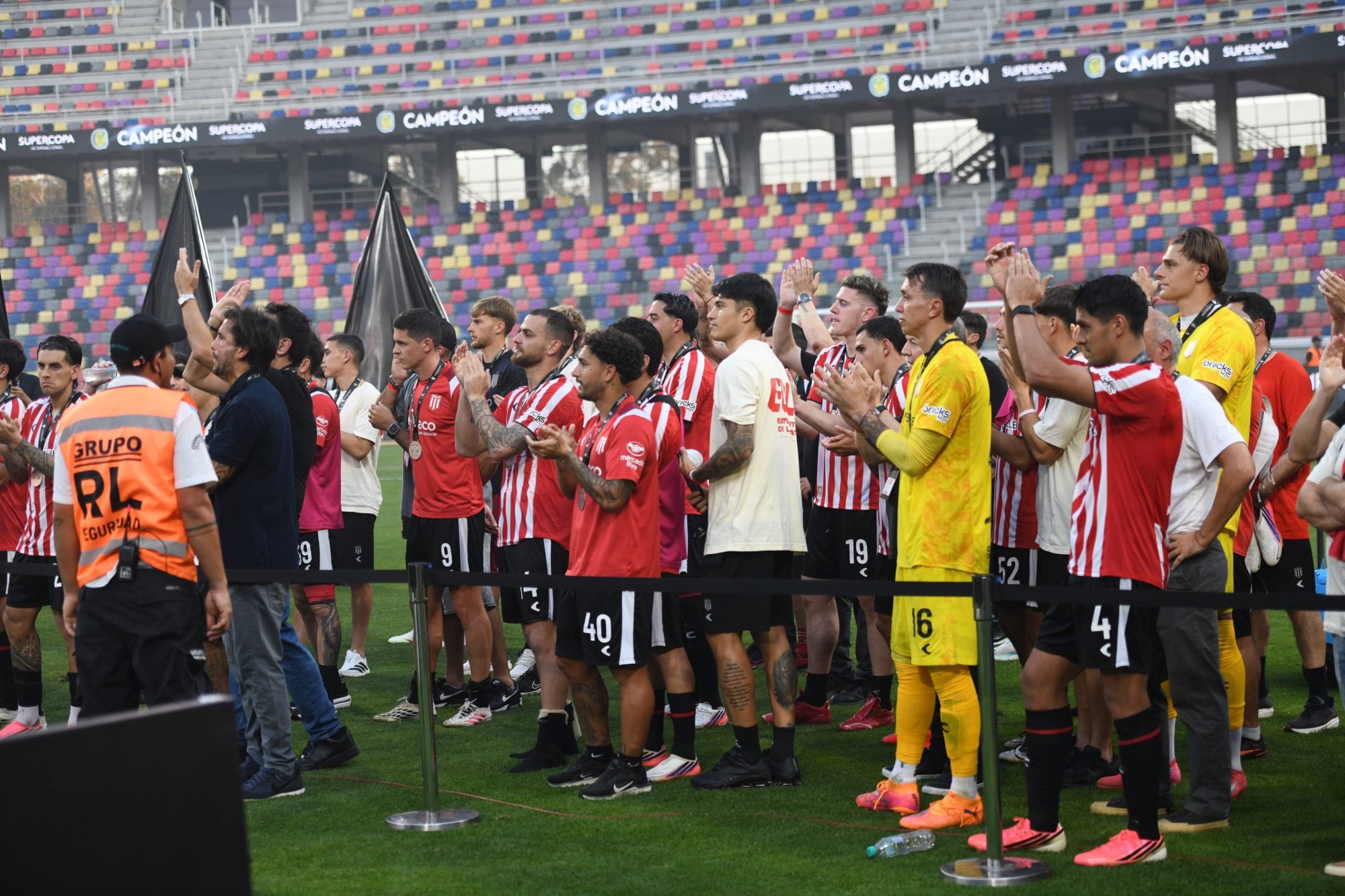 El aplauso de los jugadores de Estudiantes a los de Rosario Central, entre la indignación y el sarcasmo