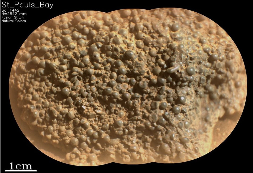 La imagen revela cientos de extraños objetos esféricos que componen la roca (Foto: Gentileza NASA)