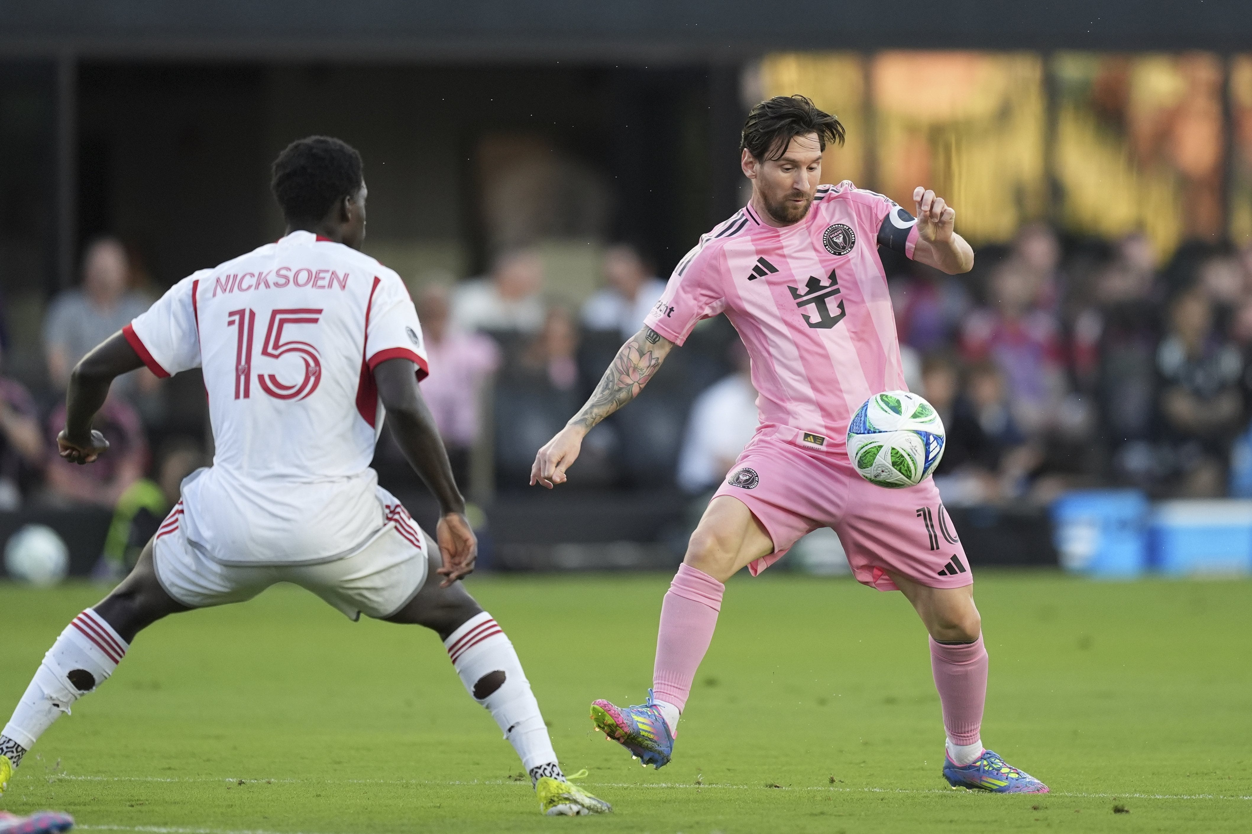 Lionel Messi probó olímpico y el arquero rival se exigió para mandarla al tiro de esquina
