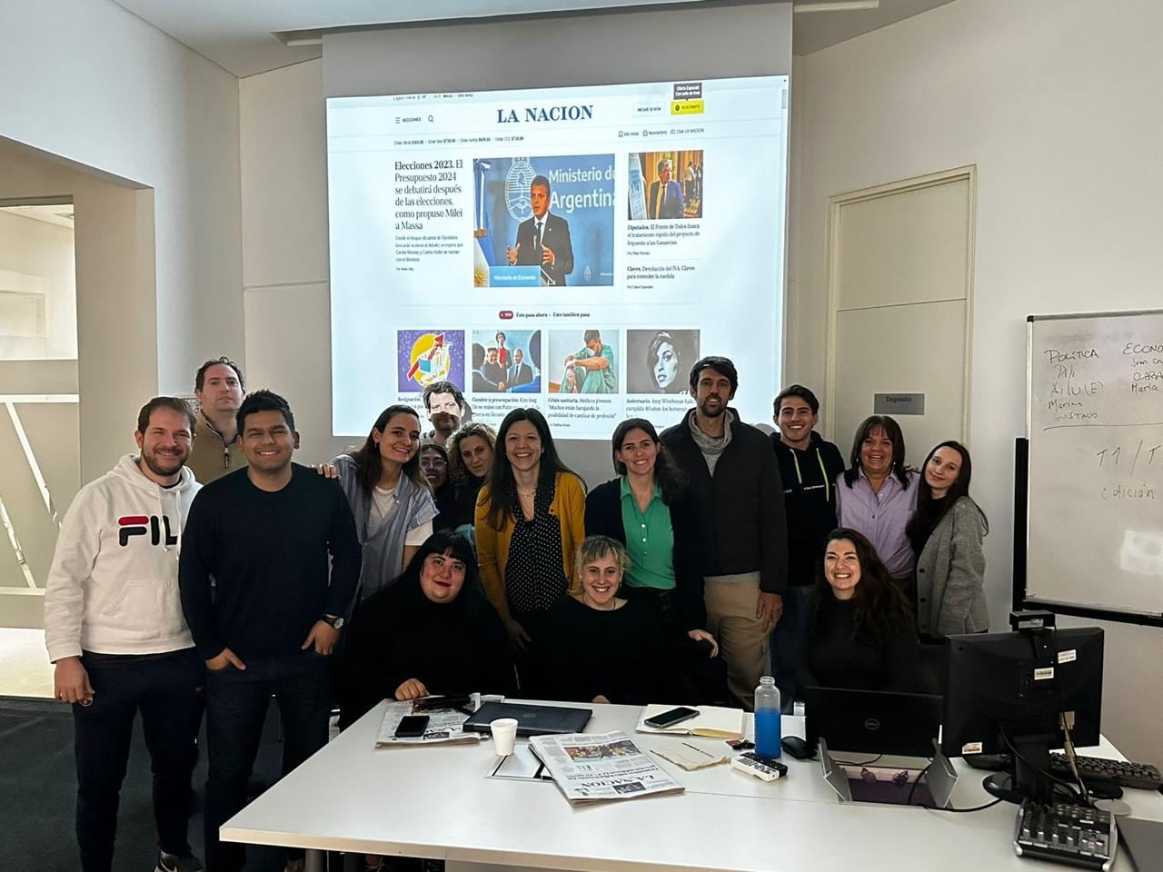 En las clases digitales se trabaja para producir el contenido periodístico que alimenta una portada de lanacion.com