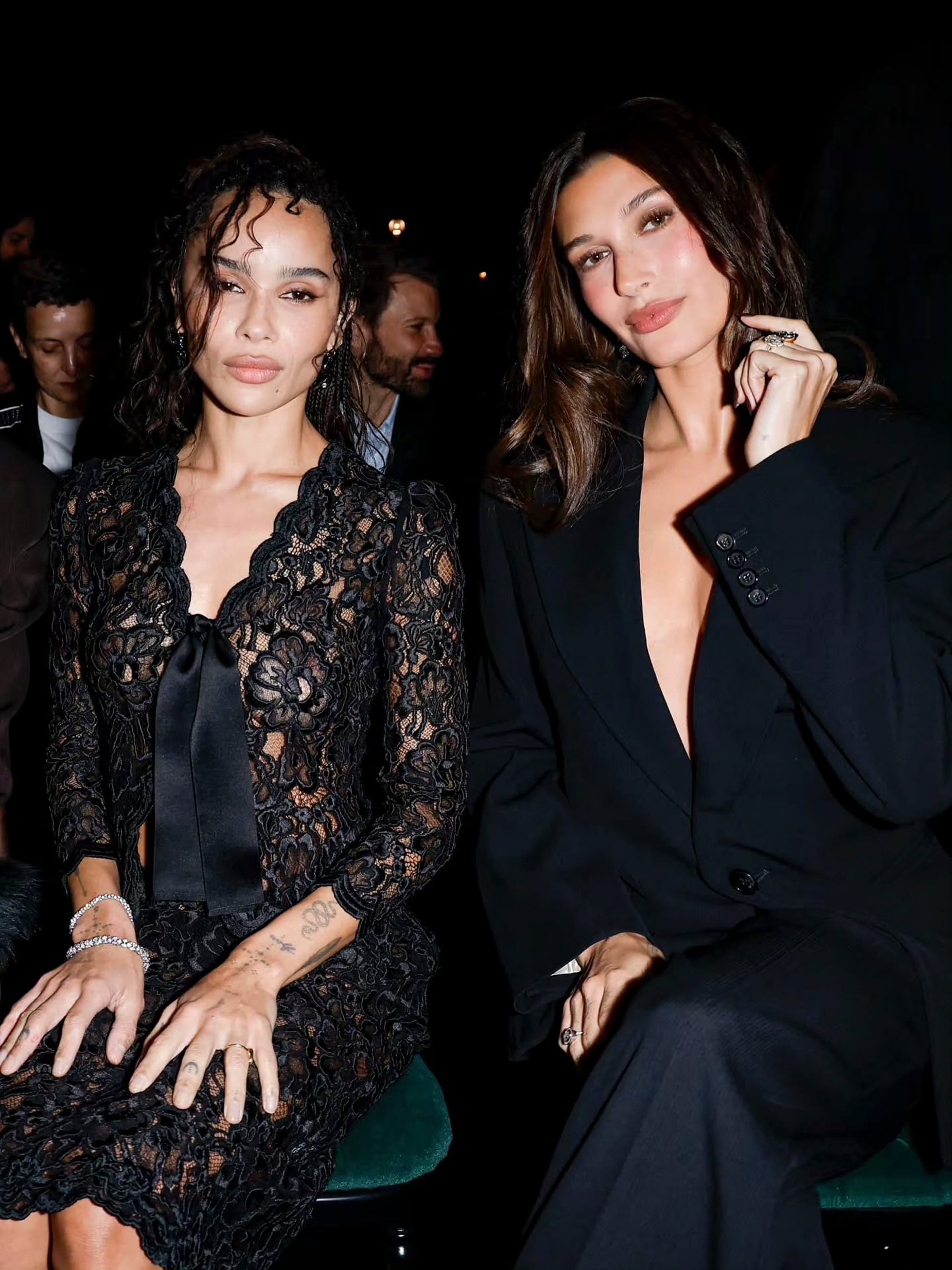Allí también se dieron cita Zoe Kravitz y Hailey Bieber. La hija de Lenny Kravitz se emocionó hasta las lágrimas con el final del desfile, que disfrutó sentada en la primera fila junto a la hija del actor Stephen Baldwin