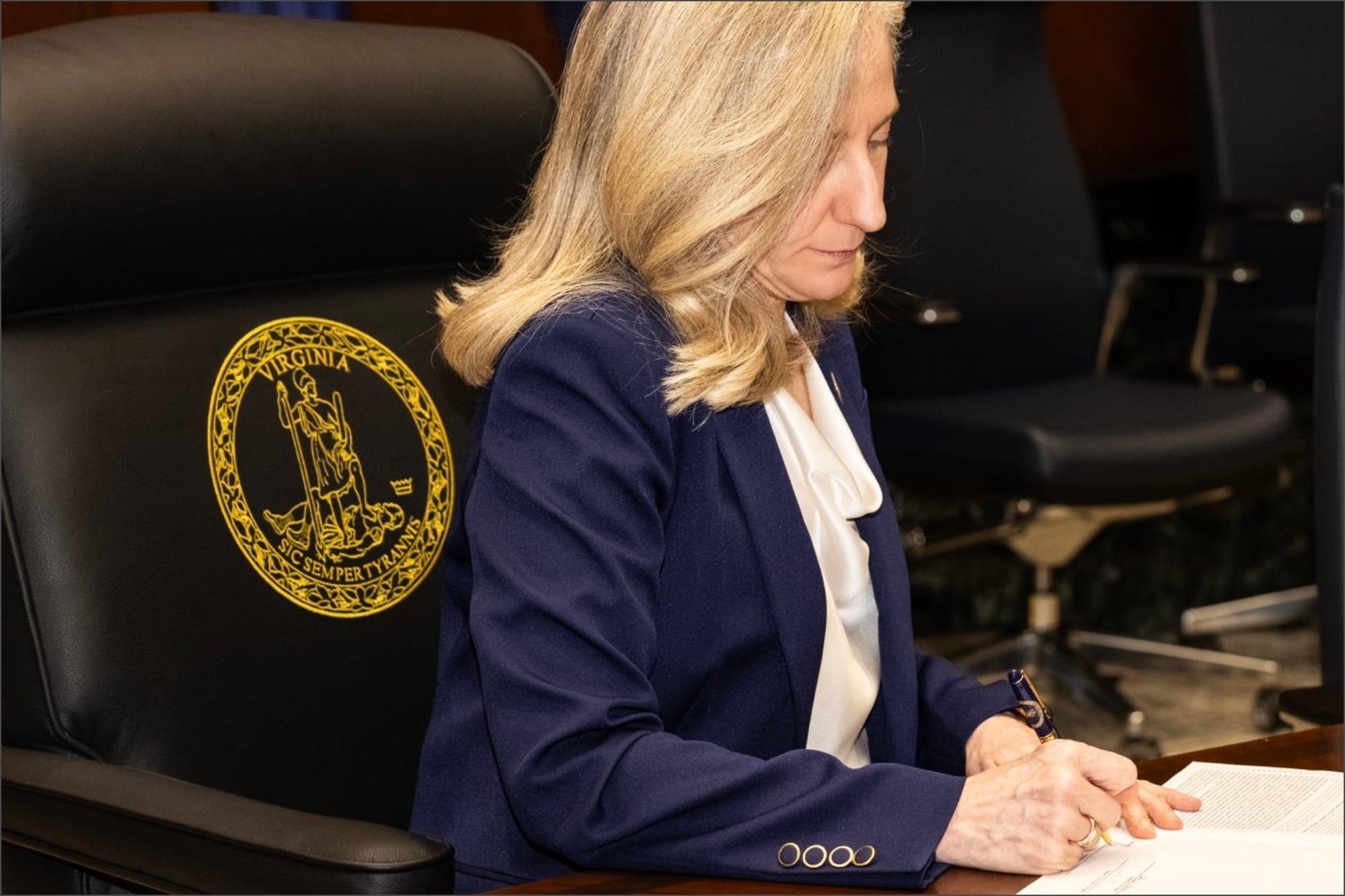 Abigail Spanberger, gobernadora de Virginia, firmó un gran paquete de leyes