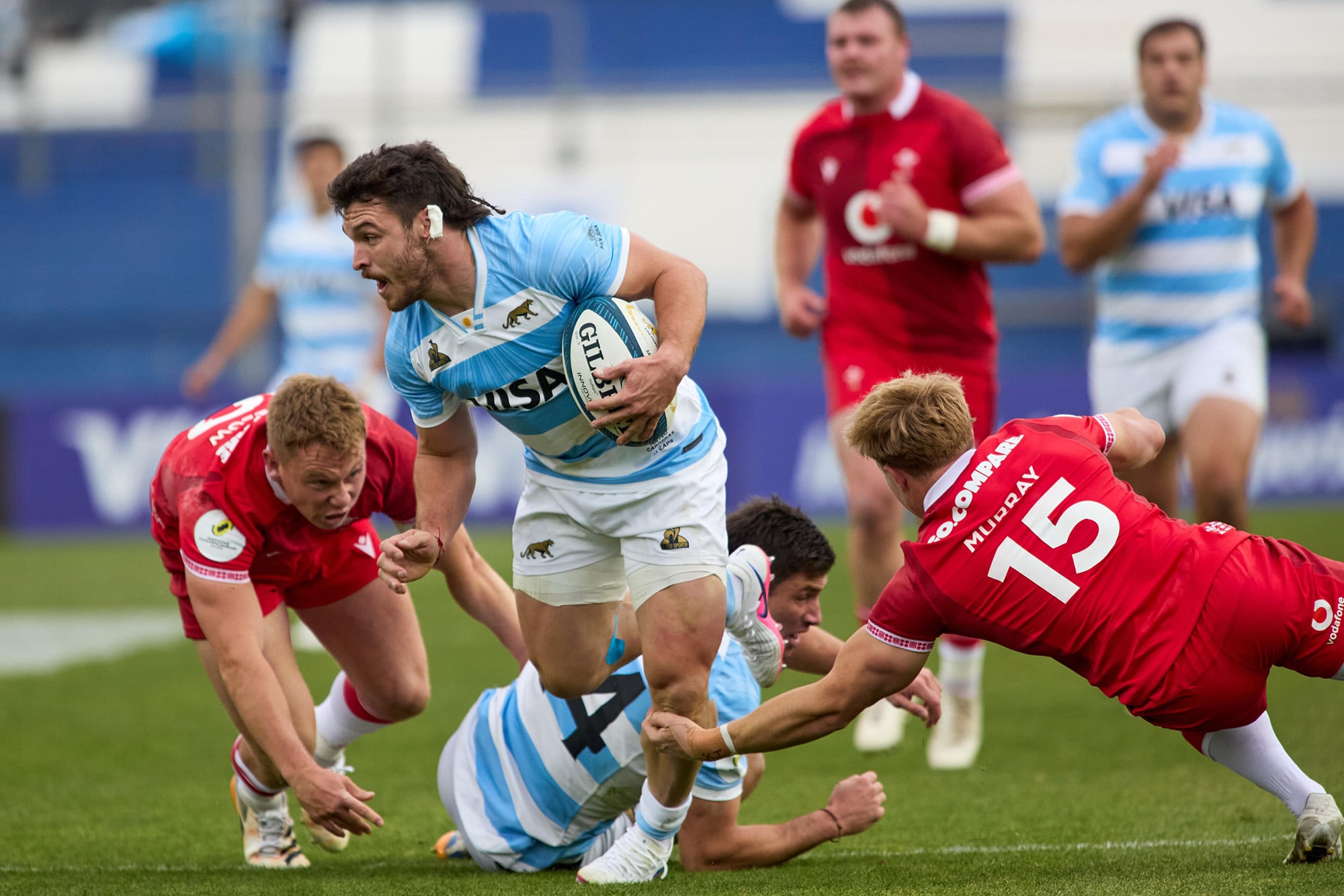 Los Pumas vencieron a Gales por 35 a 21 en San Juan y se recuperaron en el Nations Championship 9 Mateo Carreras intenta evitar dos tackles; los Pumas han sido superiores a los galeses en la etapa inicial del encuentro en San Juan por el Nations Championship.