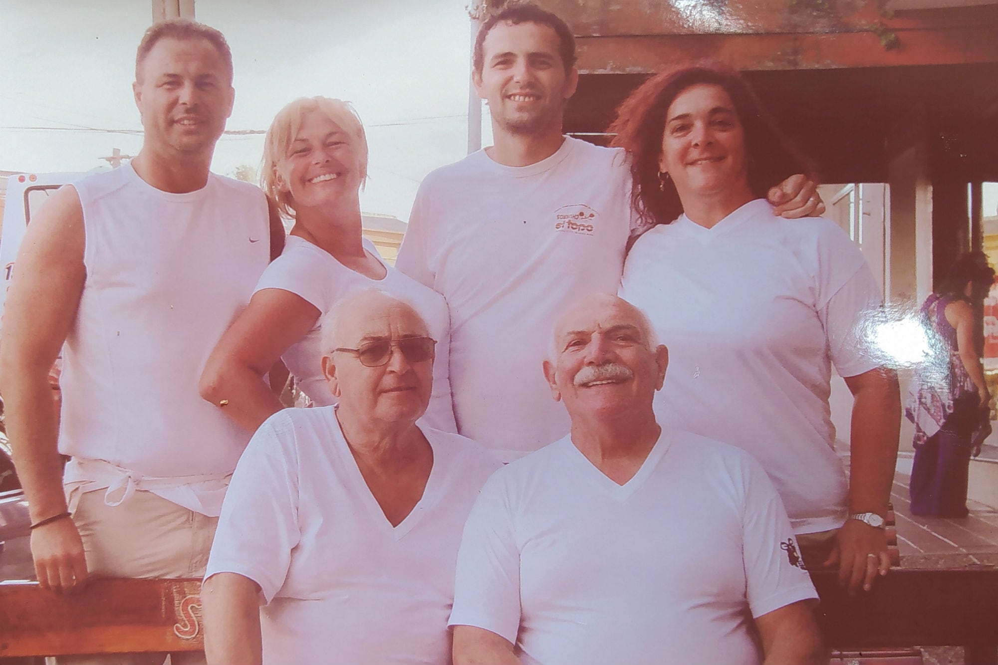 Hugo y Cacho junto con sus hijos a finales de los 90