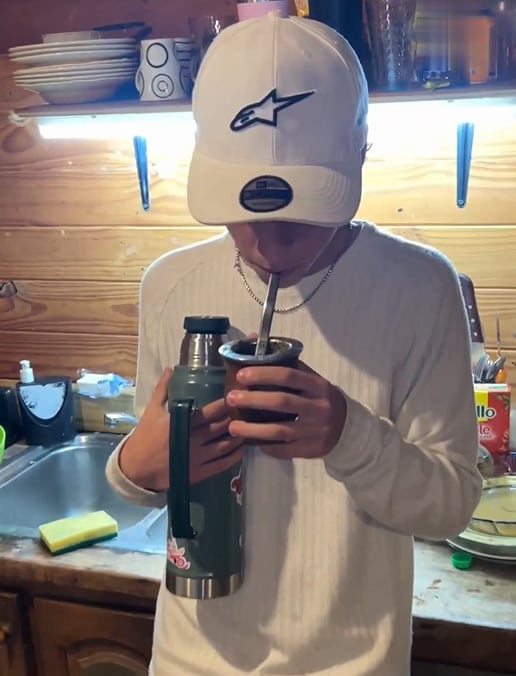 Un grupo de amigos se juntó a comer un asado y se volvió viral por el desenlace del video (Foto: X)