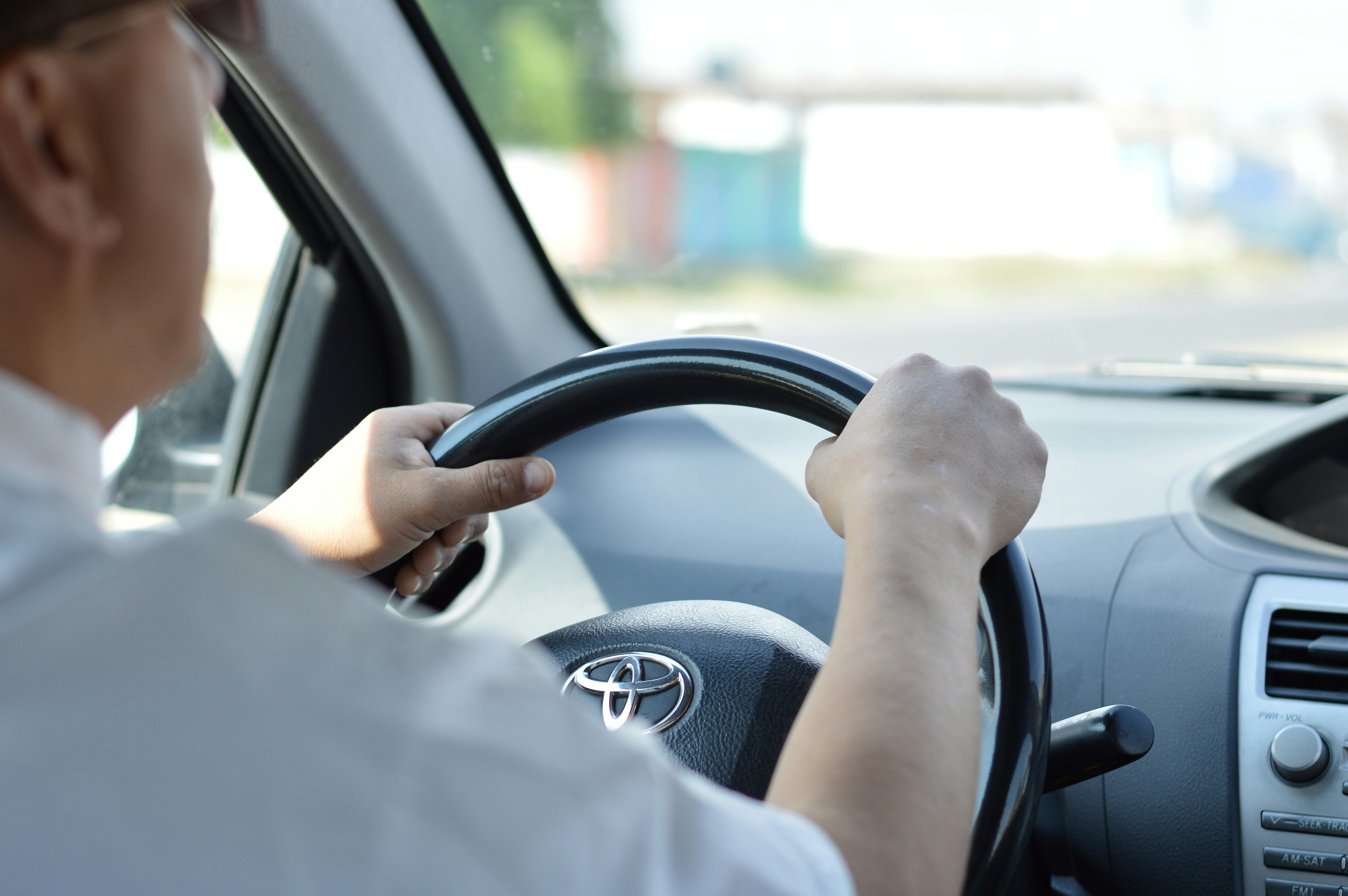 Una auditoría nacional de licencias comerciales comenzó tras un accidente mortal en Florida causado por un conductor indocumentado, y la revisión encontró licencias emitidas incorrectamente en varios estados, incluidos California (Unsplash)
