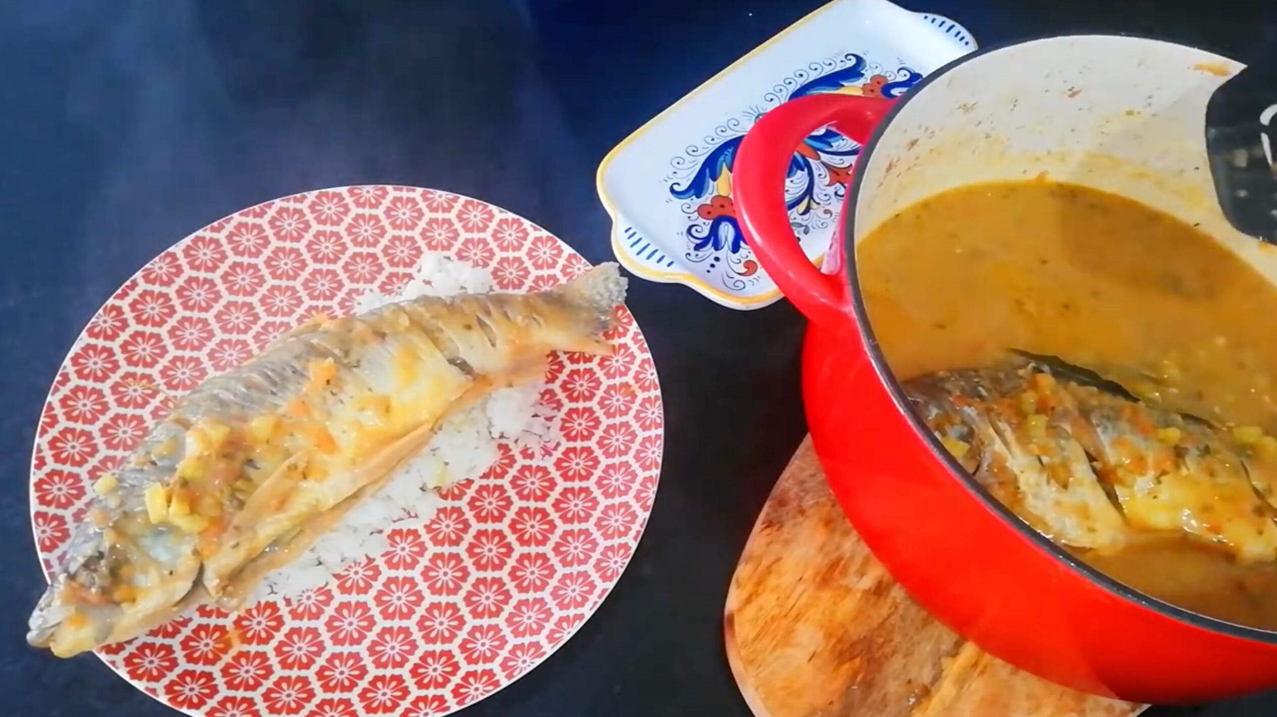 El sancocho de pescado se sirve sobre una base de arroz blanco