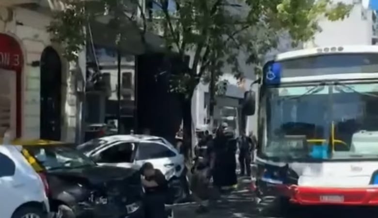 Video: el momento en que un colectivo perdió el control y chocó contra cuatro autos estacionados en Palermo
