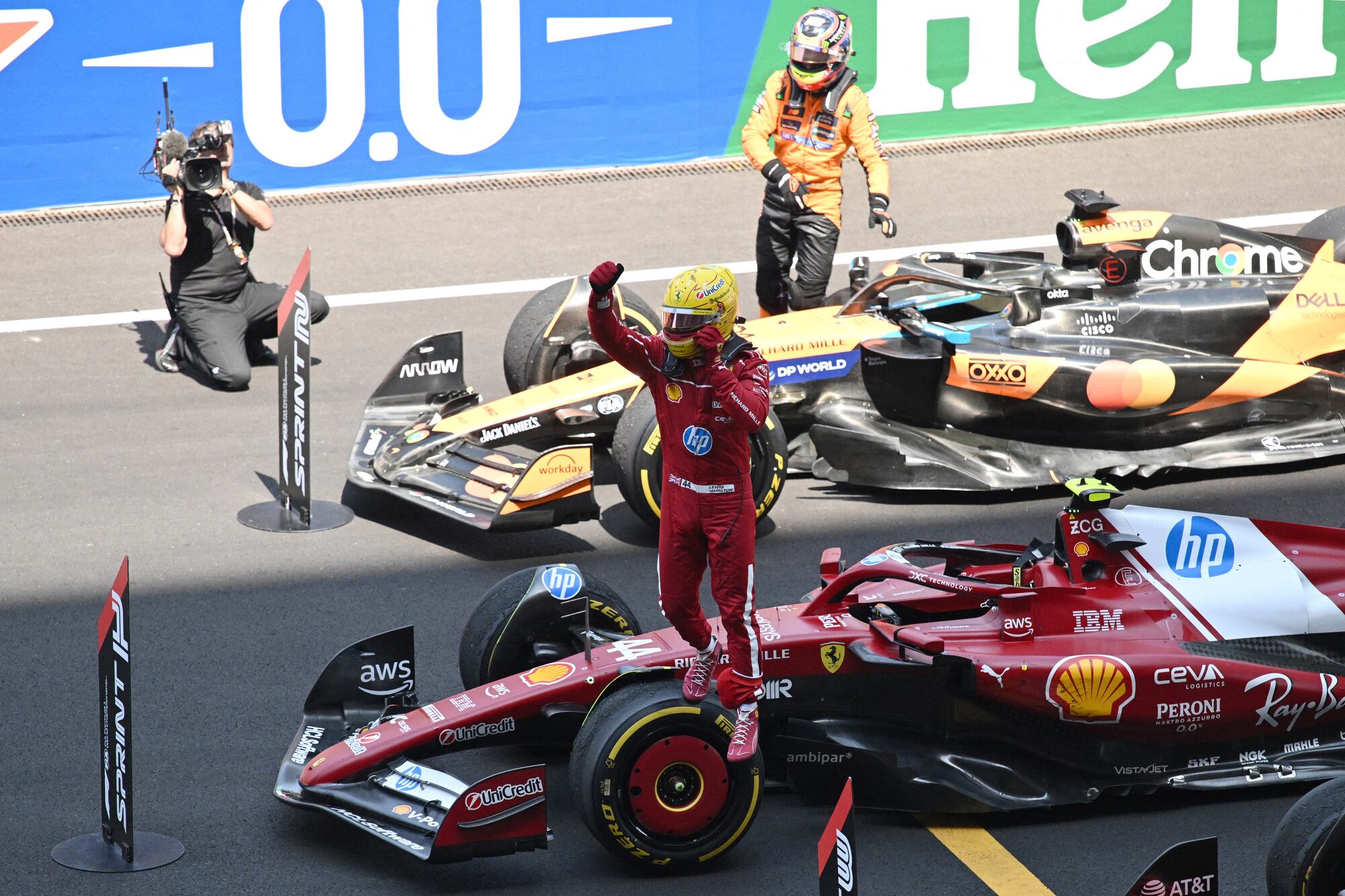 Lewis Hamilton festeja su primer éxito en una sprint y el primero –parcial– en Ferrari; Oscar Piatri lo escoltó y ahora es el poleman en la carrera principal.