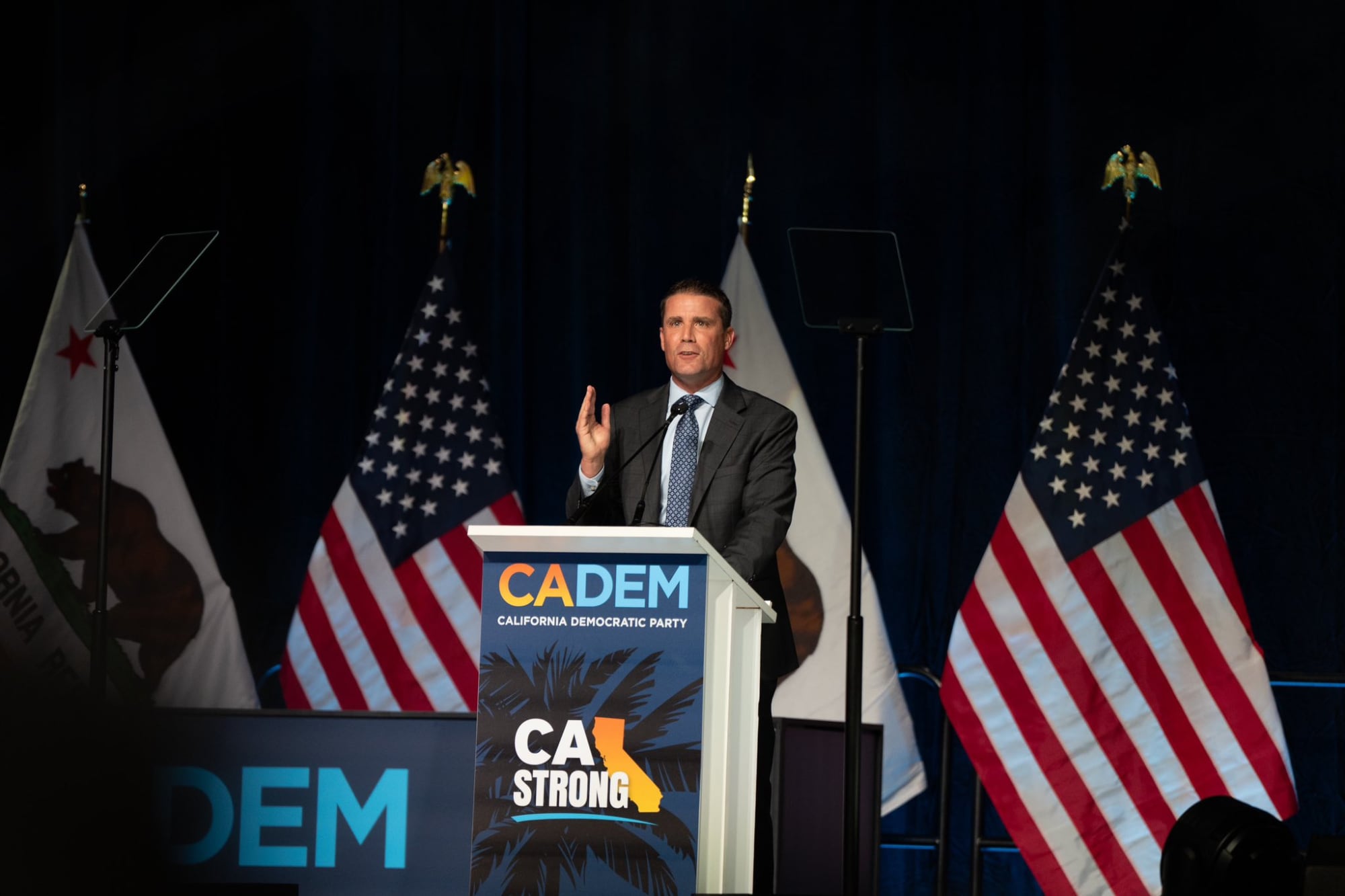 Mike McGuire, presidente del Senado de California, recibió US$13.000 en donaciones del sector automotor y votó a favor sin dar explicaciones públicas