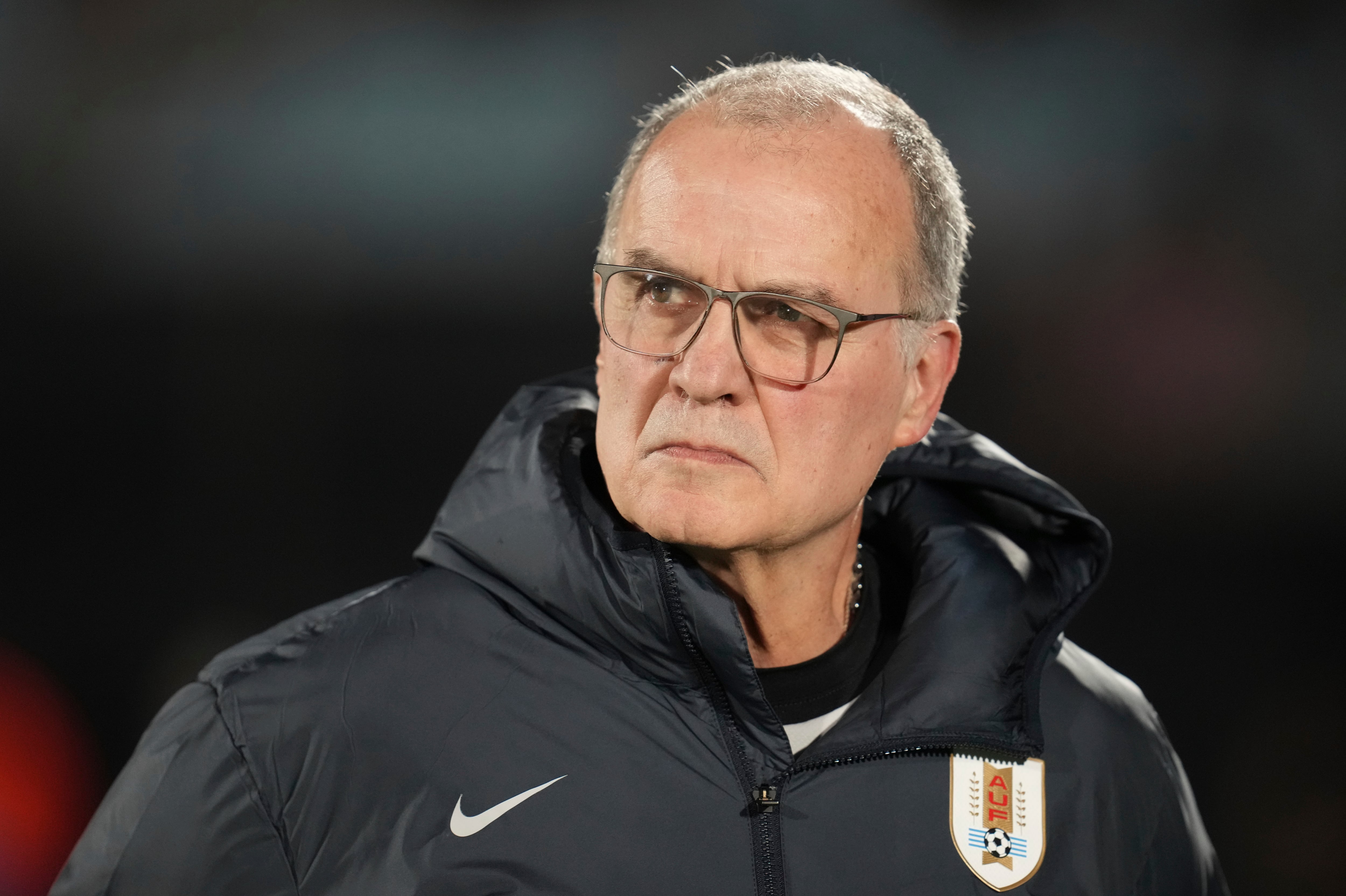 Marcelo Bielsa, director técnico de Uruguay, habló previo al Mundial: “La palabra culminar no significa terminar. Es el punto más alto de una etapa. Efectivamente, termina mi vínculo con la Asociación Uruguaya de Fútbol (AUF)”. El argentino intentó aclarar que no es que se va de la conducción de la selección luego del torneo, sino que aún no tiene propuesta para continuar con la relación.