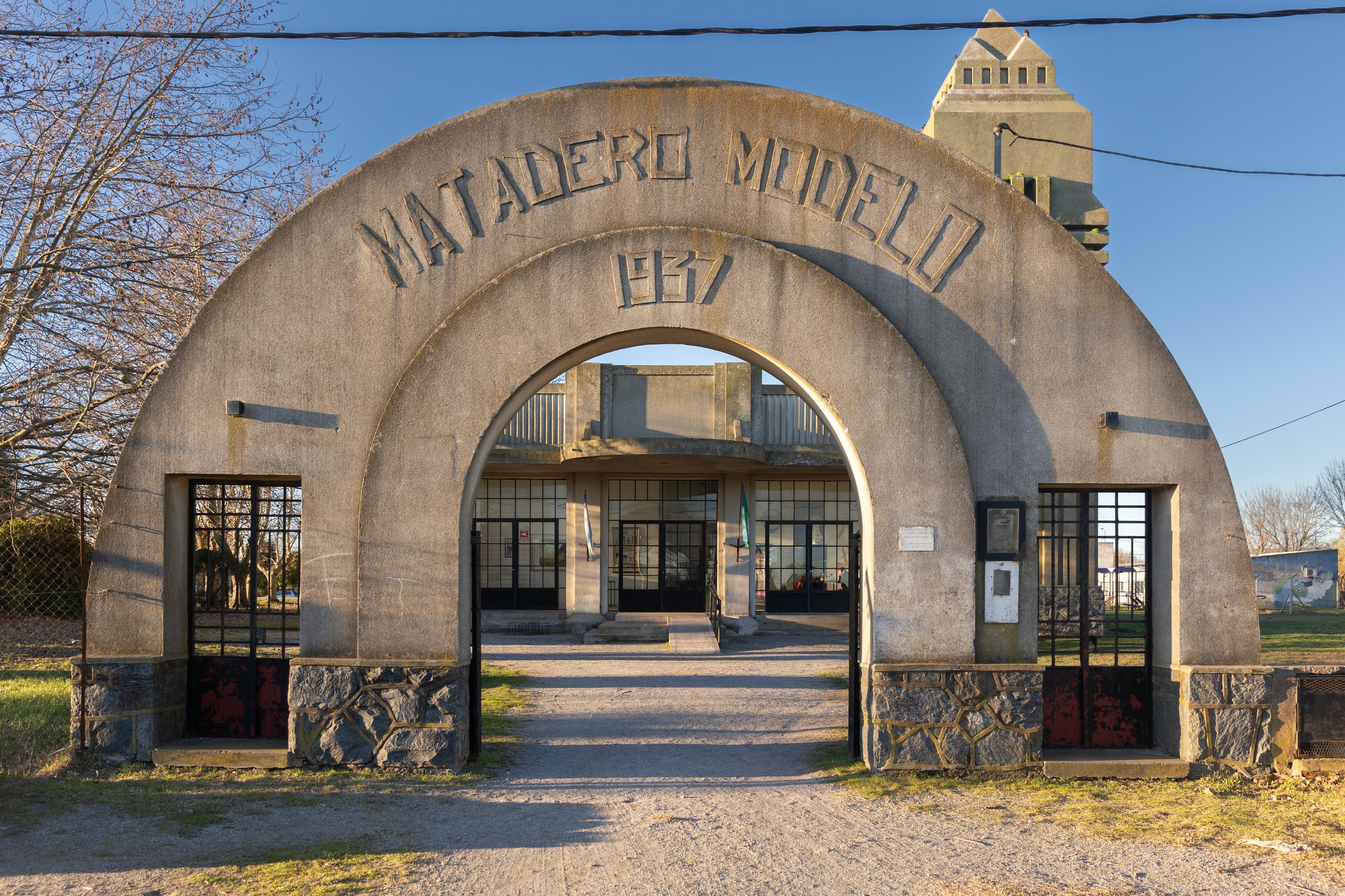 Pórtico de acceso al matadero de la ciudad