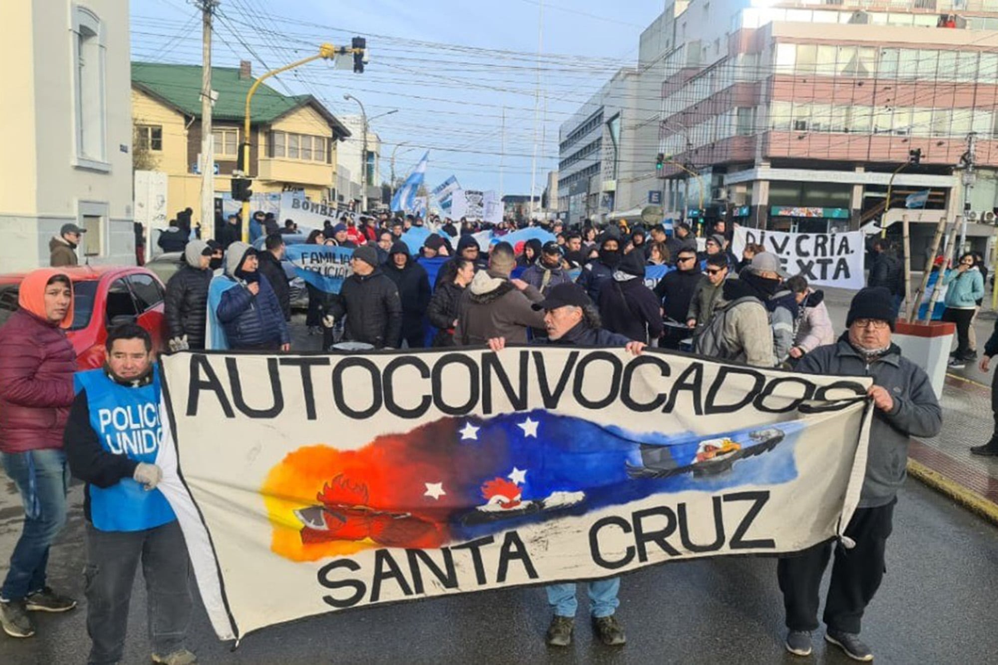 Protestas policiales generan tensión en Santa Cruz: el Gobierno nacional activó ayuda