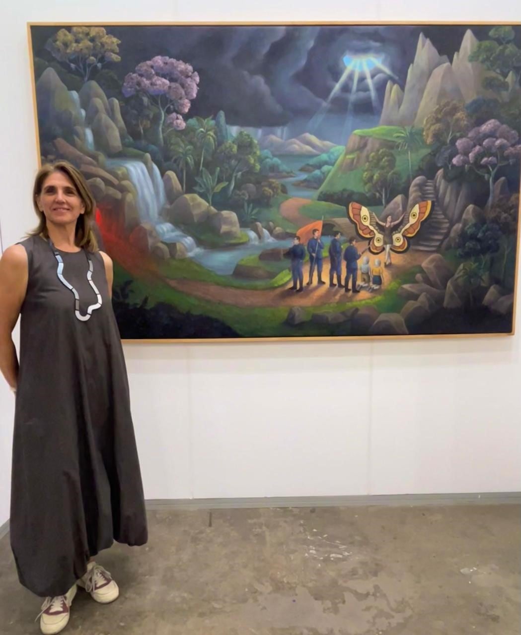 Virginia Agote, gestora cultural y curadora, con obra de Marcelo Canevari en Cott