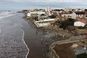 La ciudad balnearia donde el mar ya derribó edificaciones y amenaza casas con vista privilegiada
