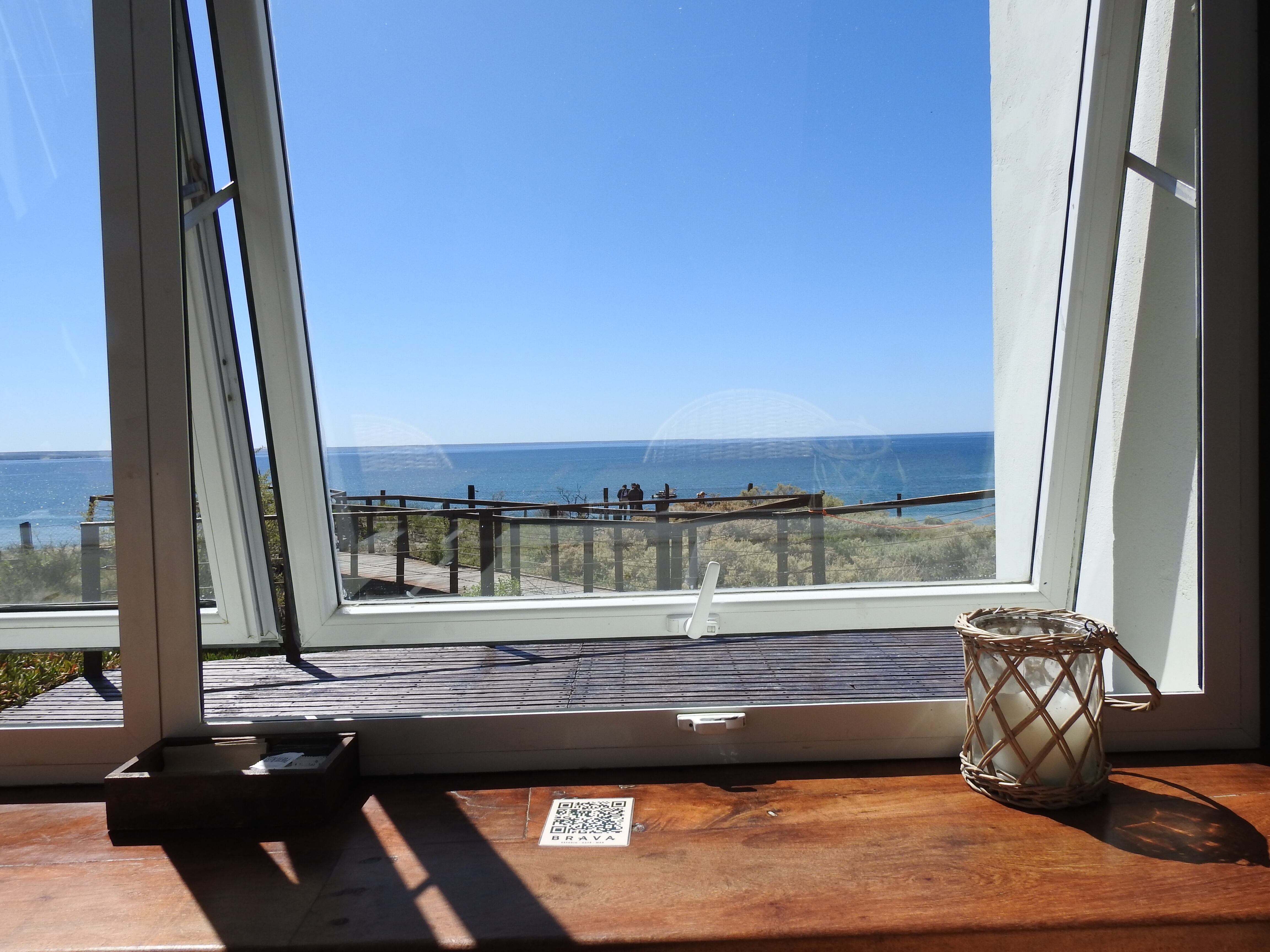 Disfrutar de un café con vista al mar, el discreto placer que ofrece este café madrynense