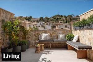 Una decoradora argentina y su marido compraron una caballeriza en ruinas y la convirtieron en su casa de verano mediterránea