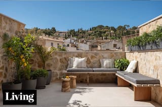 Una decoradora argentina y su marido compraron una caballeriza en ruinas y la convirtieron en su casa de verano mediterránea