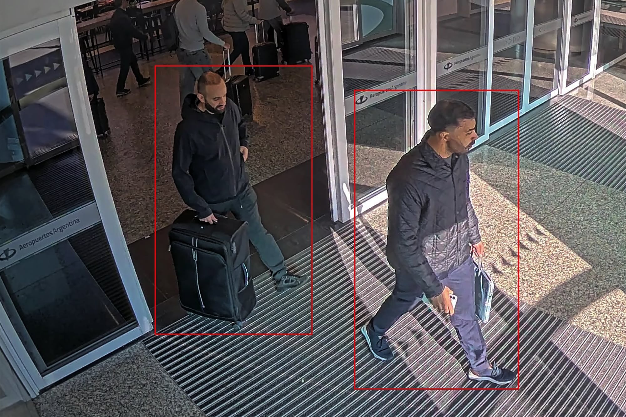Los dos ciudadanos franceses detrás del tráfico de cocaína ocultas en encomiendas viajaron a Uruguay desde el aeroparque metropolitano
