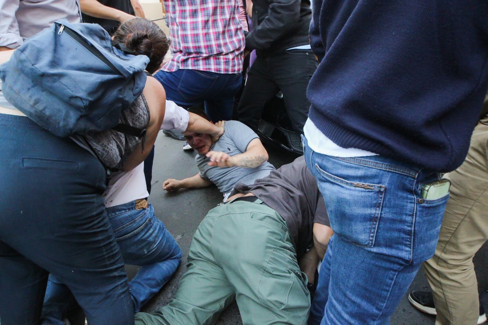 La policía forcejea con manifestantes detenidos en la caravana libertaria.