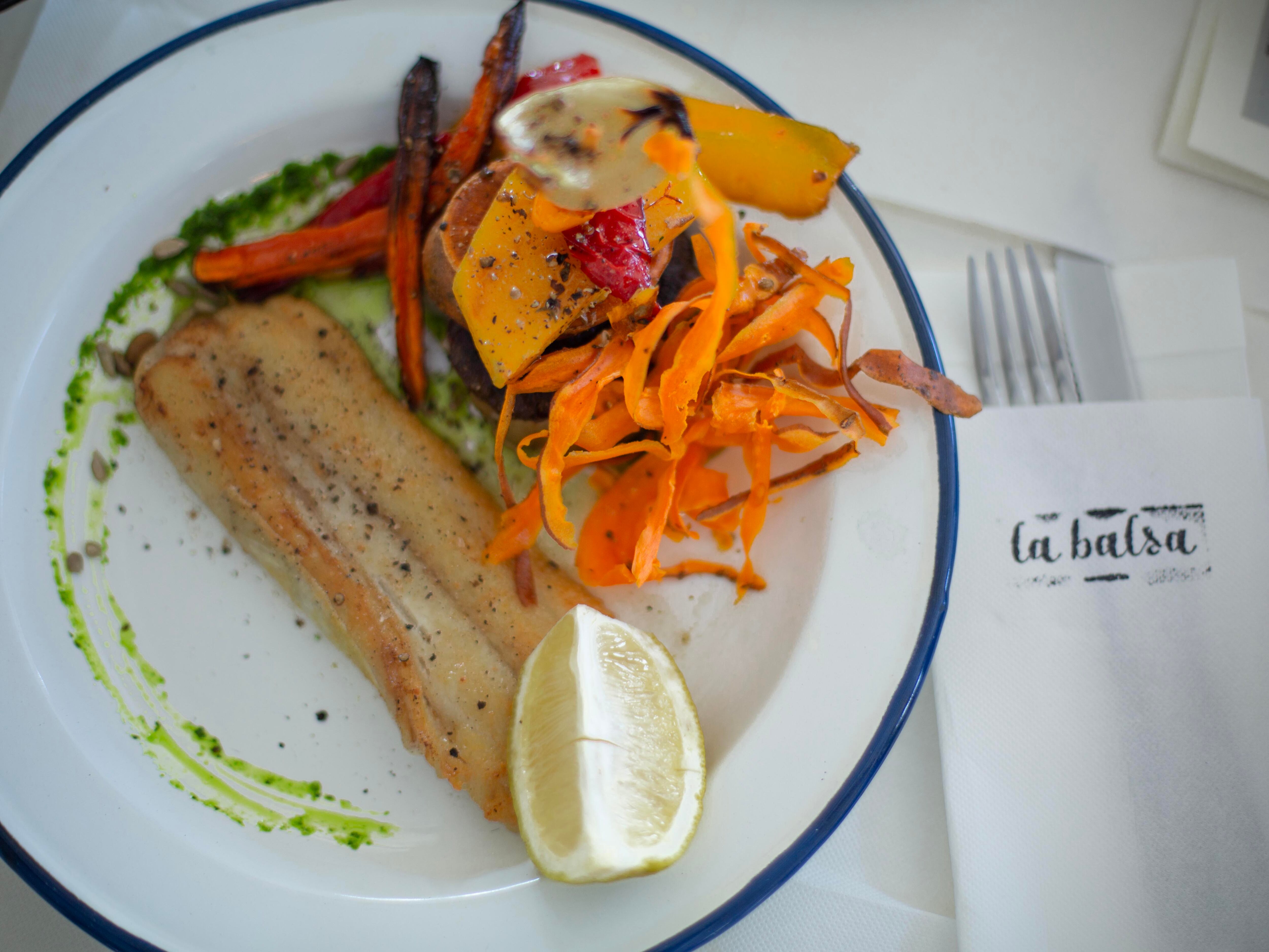 Los pescados de la zona dominan la carta del lodge