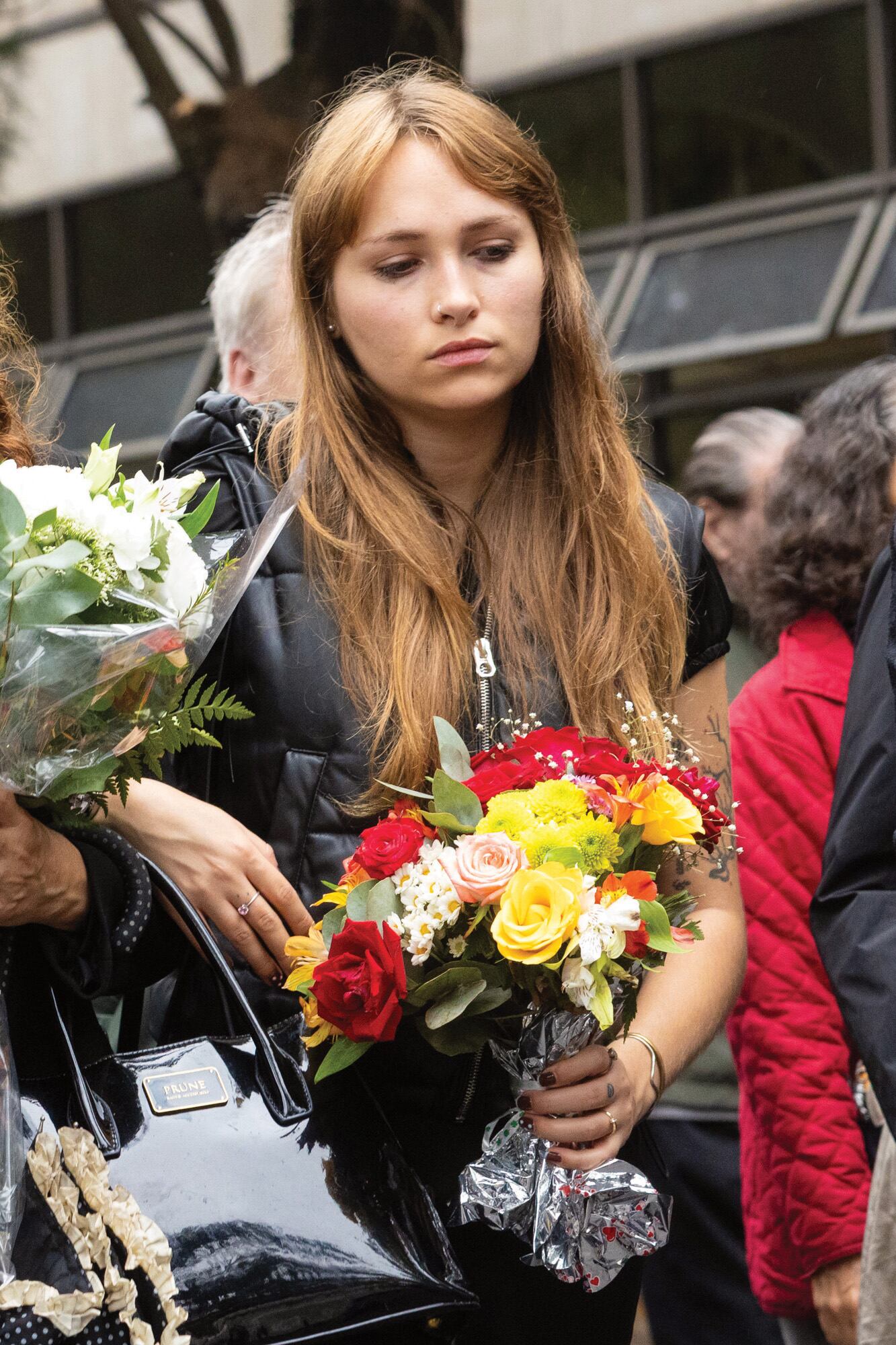Macarena, nieta de Brandoni, en el cementerio.
Horas antes, publicó en sus redes sociales un conmovedor mensaje: “Nonito, vas a estar siempre en mi corazón, gracias por haber sido mi referente e inspiración”. Y, además, compartió un fragmento de una entrevista en la cual su abuelo alentaba a las nuevas generaciones
a ir al teatro y al cine a ver obras nacionales