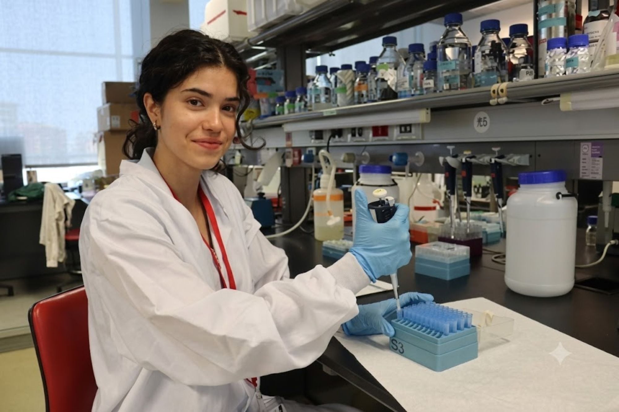 La joven prodigio: tiene 18 años, egresó con promedio perfecto y ahora llega al instituto que elige al Premio Nobel