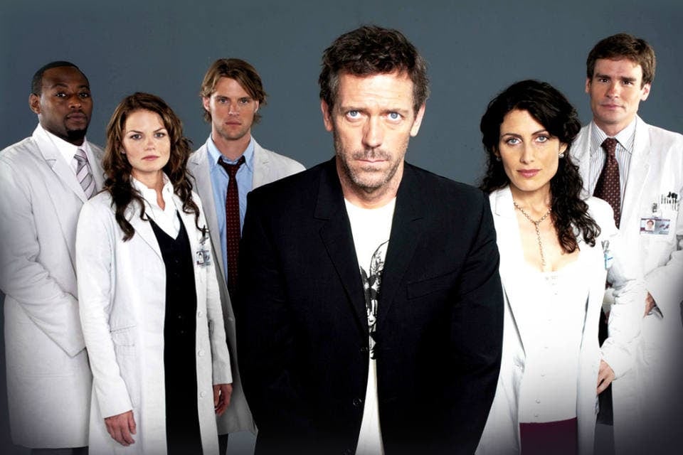 Hugh Laurie pidió disculpas tras responderle a una periodista que criticó Dr. House Dr. House, la serie que la periodista Janet Murray criticó en X