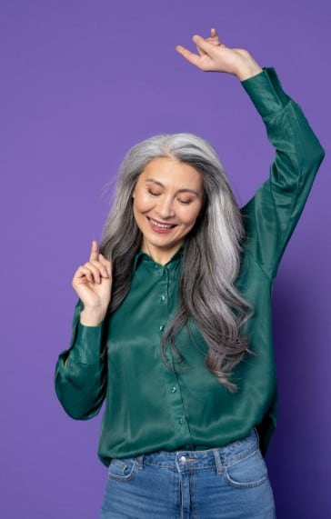 La psicología explica qué factores influyen en la decisión de mostrar las canas sin teñirlas (Foto: Freepik)