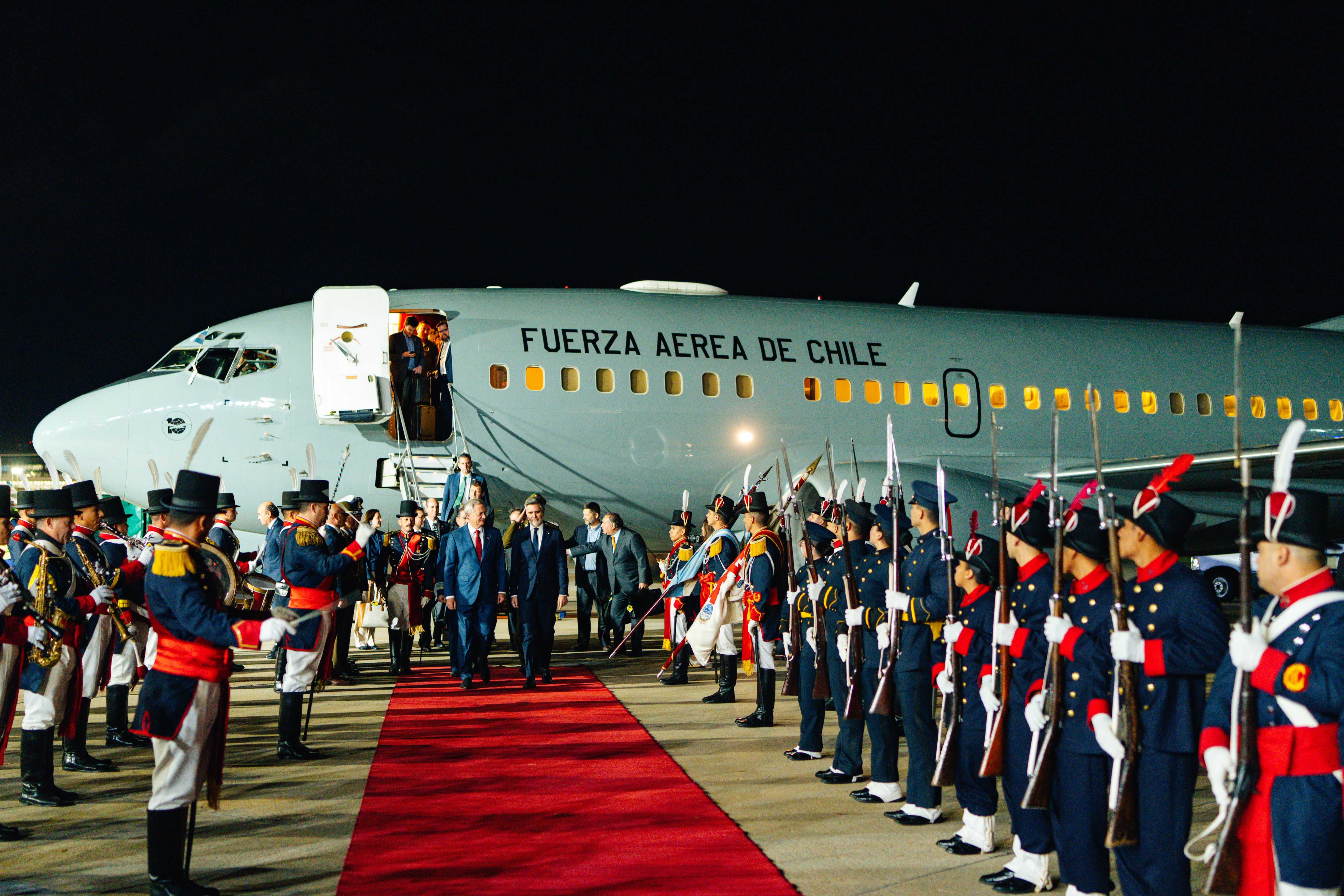 José Antonio Kast llegó al país el domingo por la noche y fue recibido con honores por los Granaderos y el secretario de Relaciones Económicas Internacionales, embajador Fernando Brun