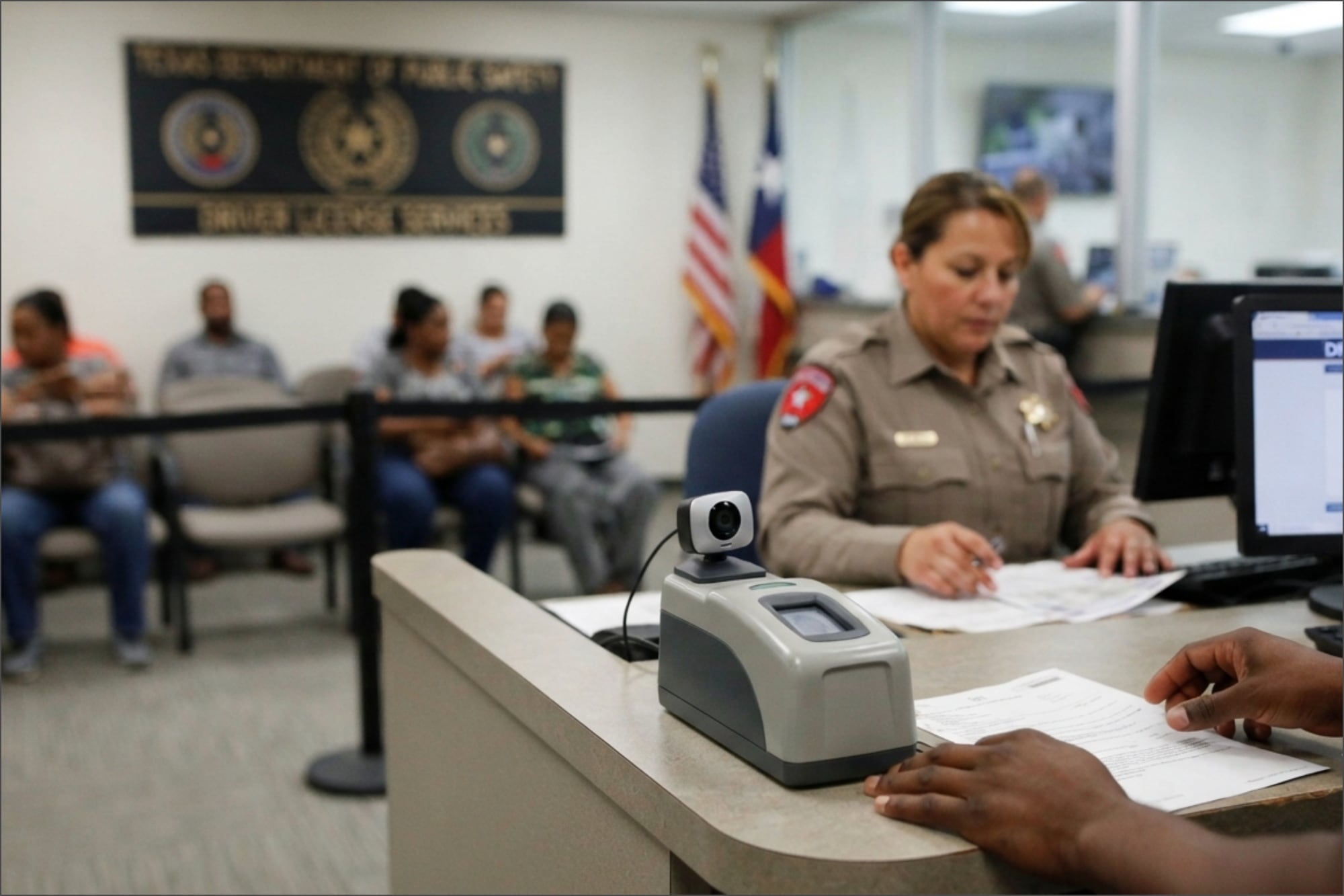 El Formulario I-797C es aceptado únicamente como un recibo de trámite por los DMV