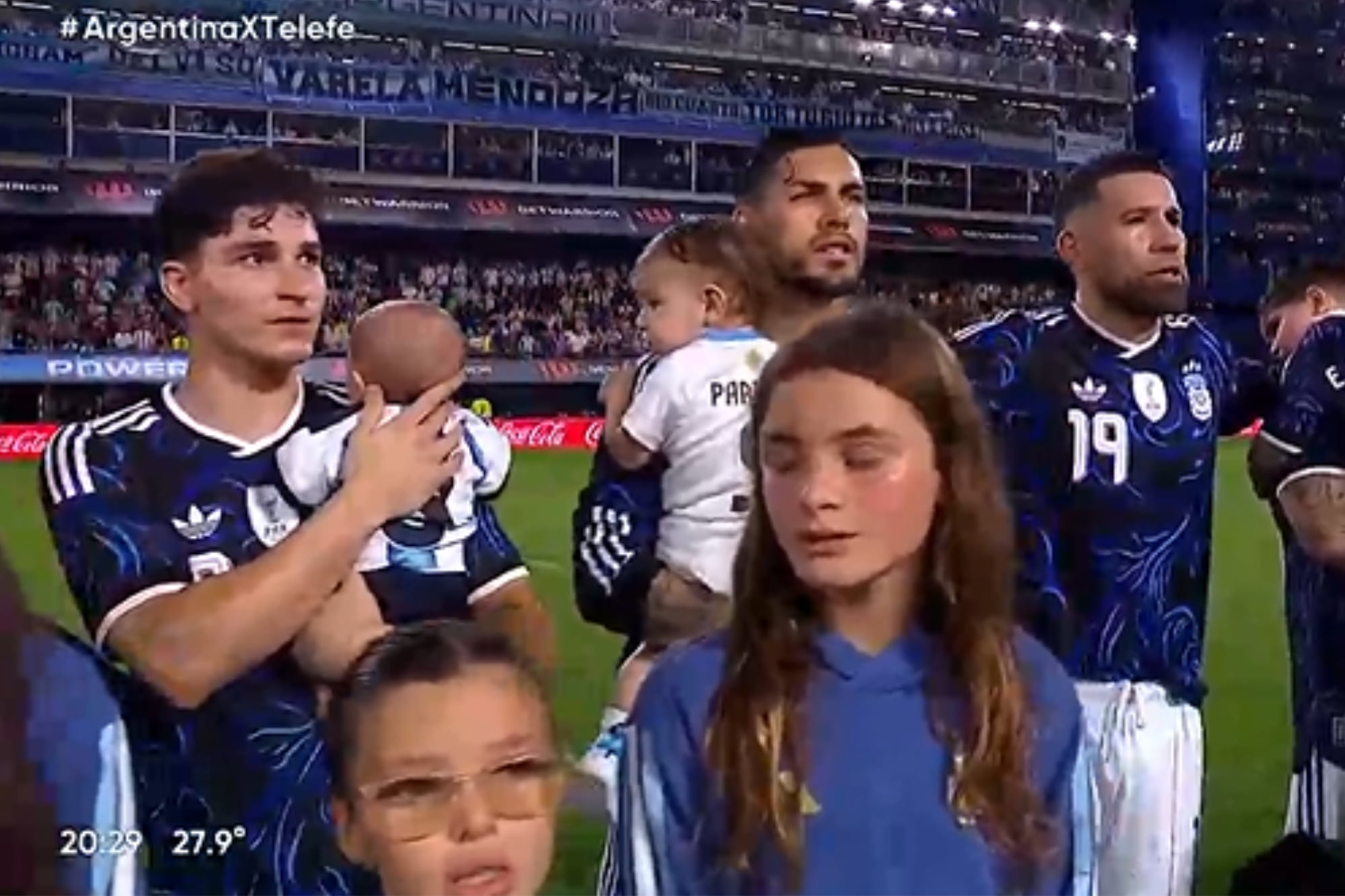 Julián Álvarez con Amadeo en brazos durante el himno (Foto: Captura de video / Telefe)