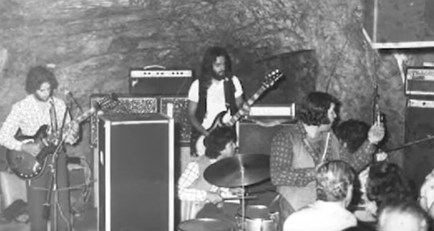 Dentro de la boîte muchas veces tocaban bandas (Foto: YouTube)