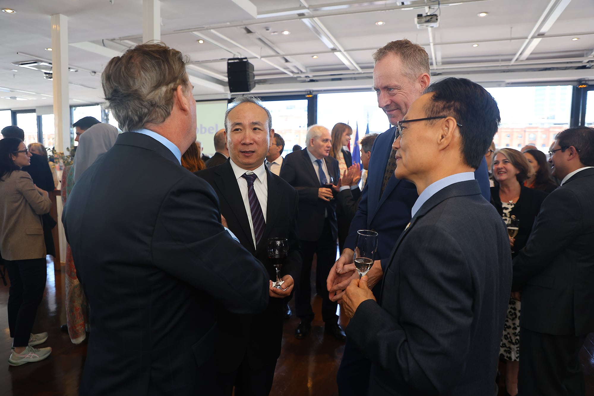 Conversaciones diplomáticas durante el festejo