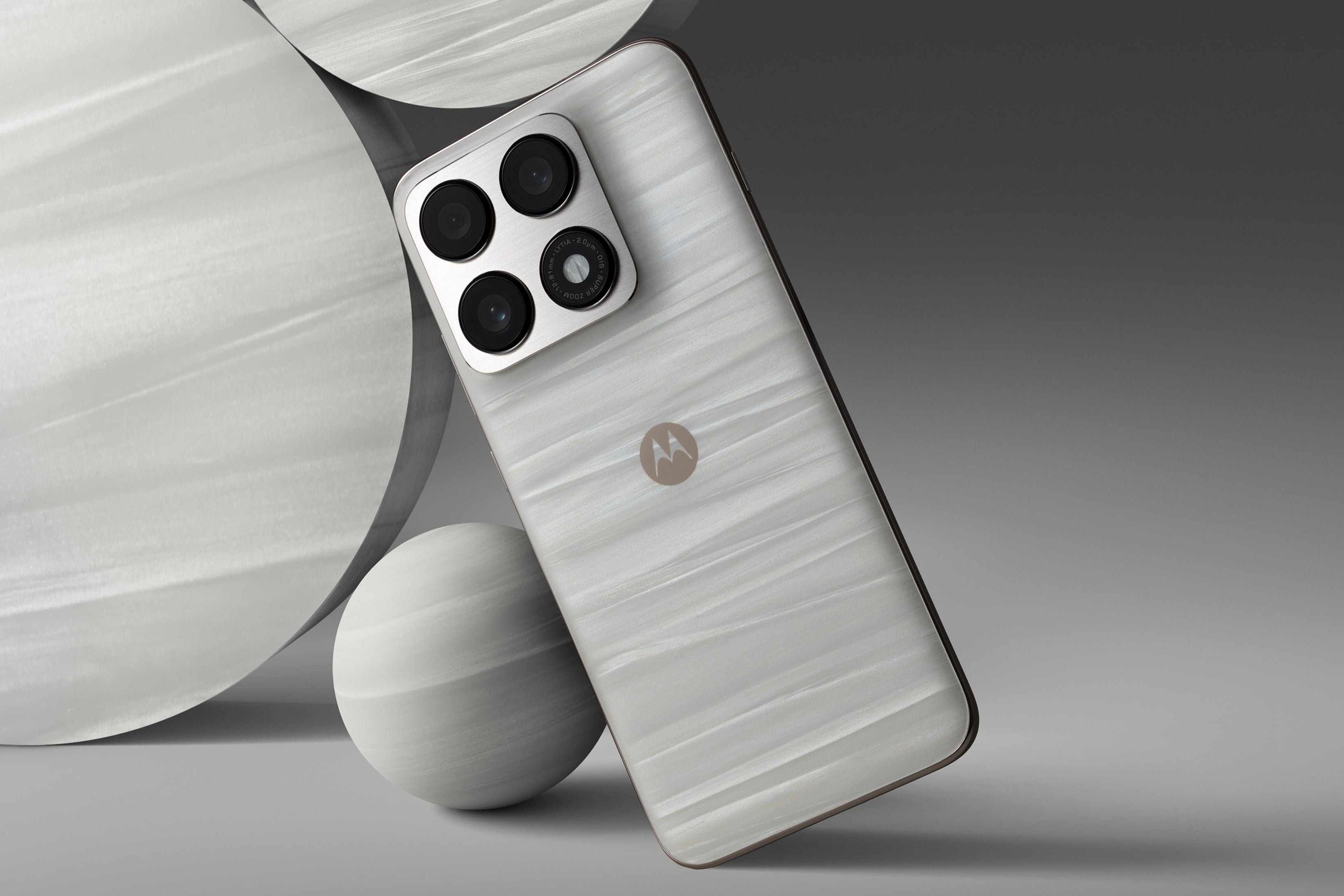 Un Motorola Edge 70 Pro en versión acetato