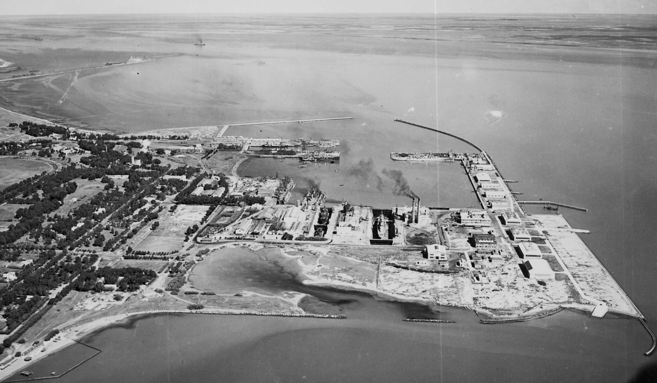 La Base Naval Puerto Belgrano (BNPB), fundada en 1896, es la mayor base naval de la Armada Argentina, con asiento junto a Punta Alta, provincia de Buenos Aires