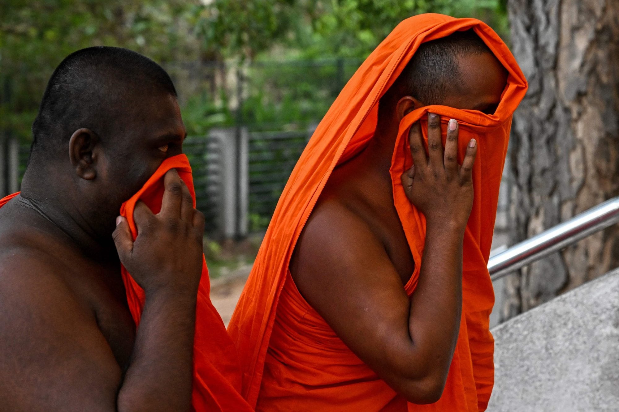 Los 22 monjes cubren sus rostros.
