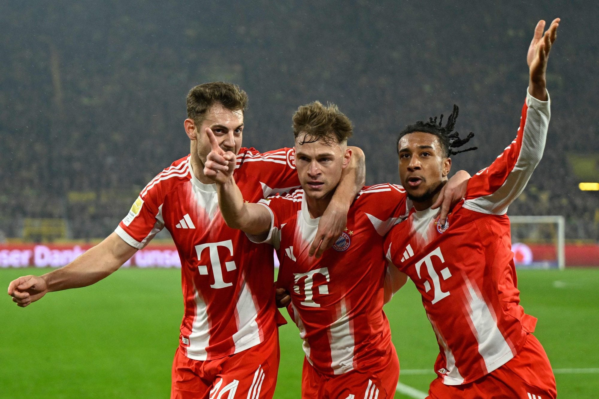 Joshua Kimmich celebra su golazo con Josip Stanisic y Michael Olise