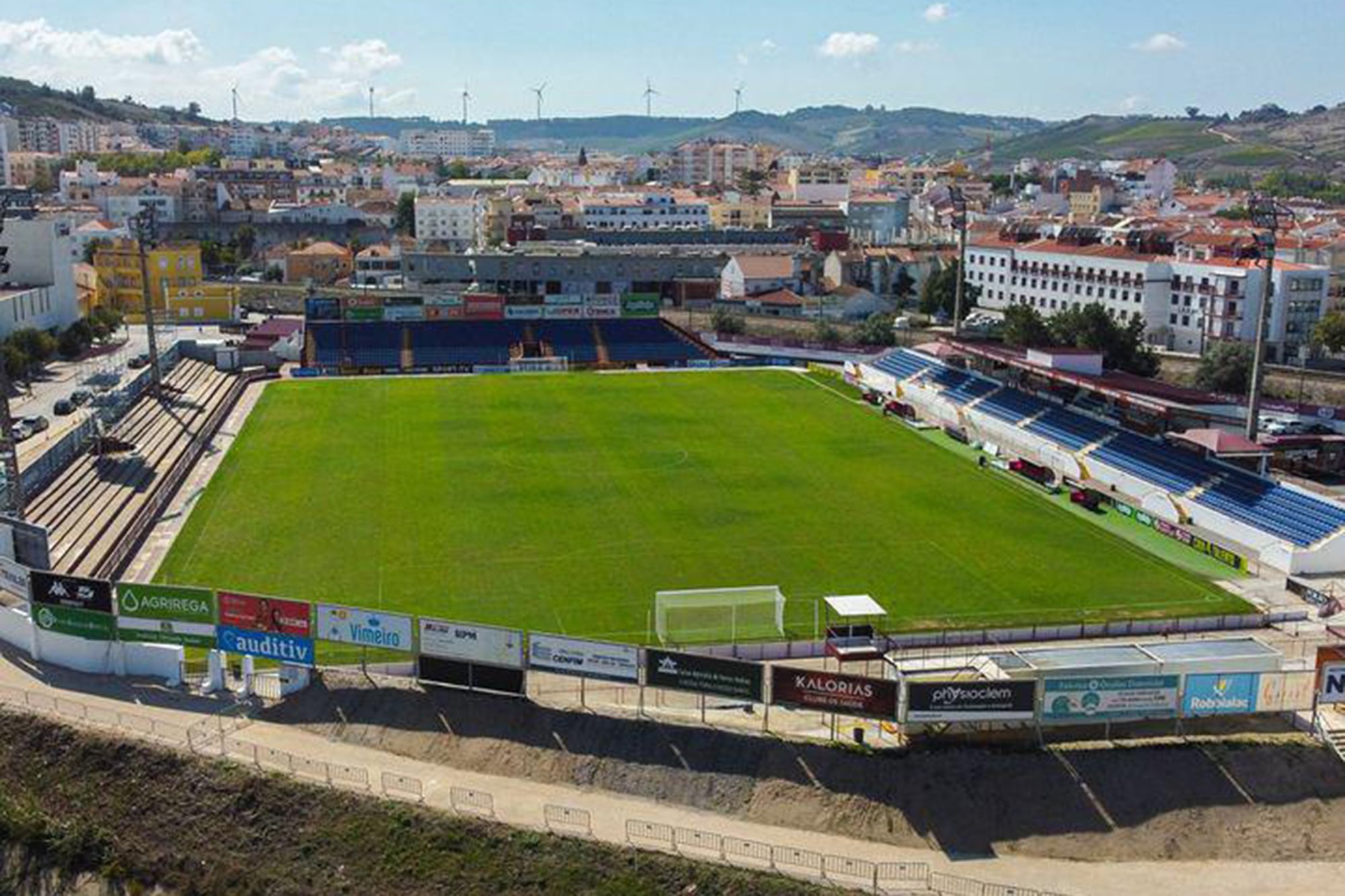 Estadio Manuel Marqués, donde hace como local, en la localidad de Torres Vedras