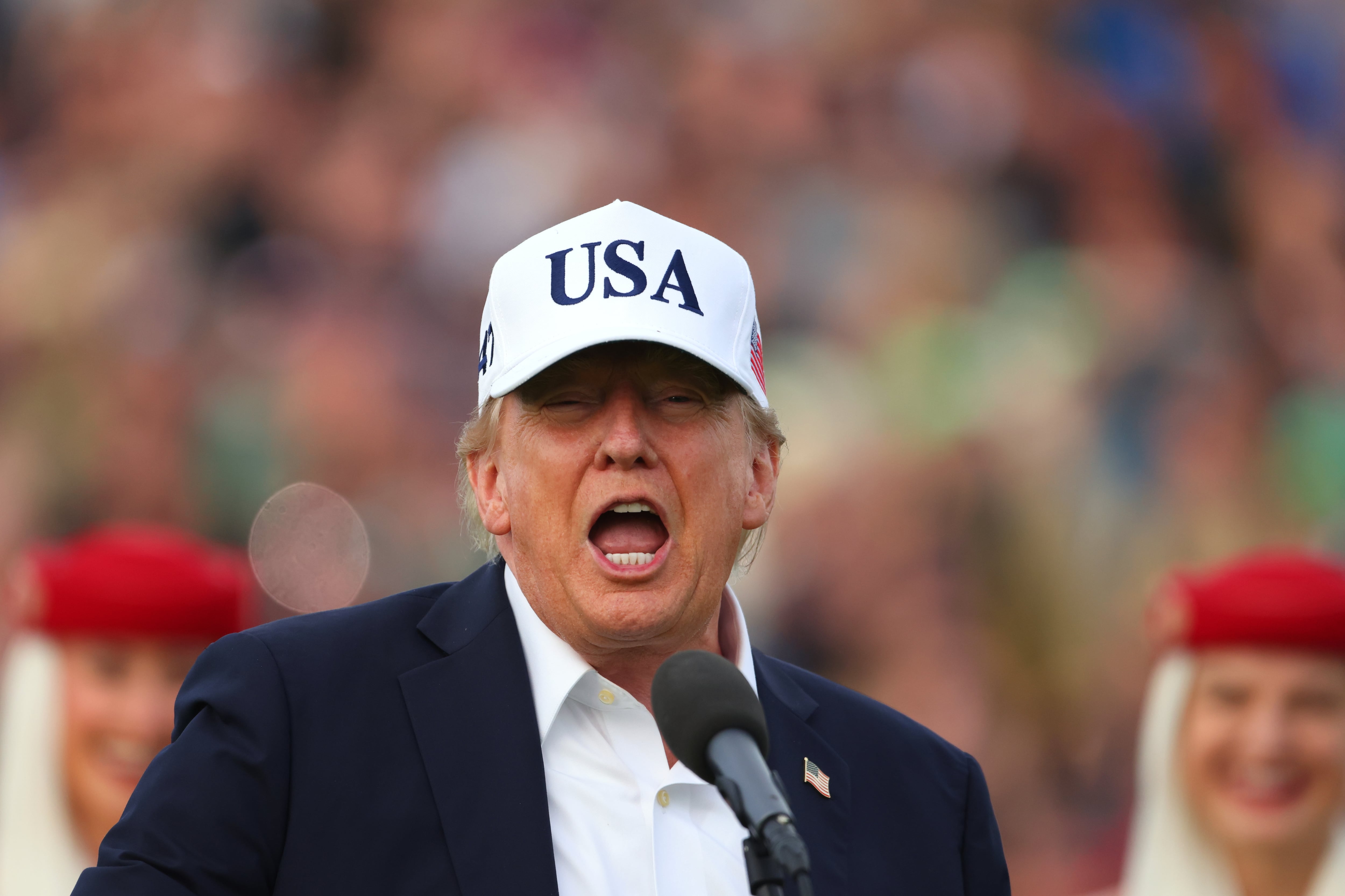 El presidente estadounidense Donald Trump se dirige a la multitud durante el Abierto de Irlanda en el campo Trump International Golf Links en Doonbeg, Irlanda, el domingo 13 de septiembre de 2026.