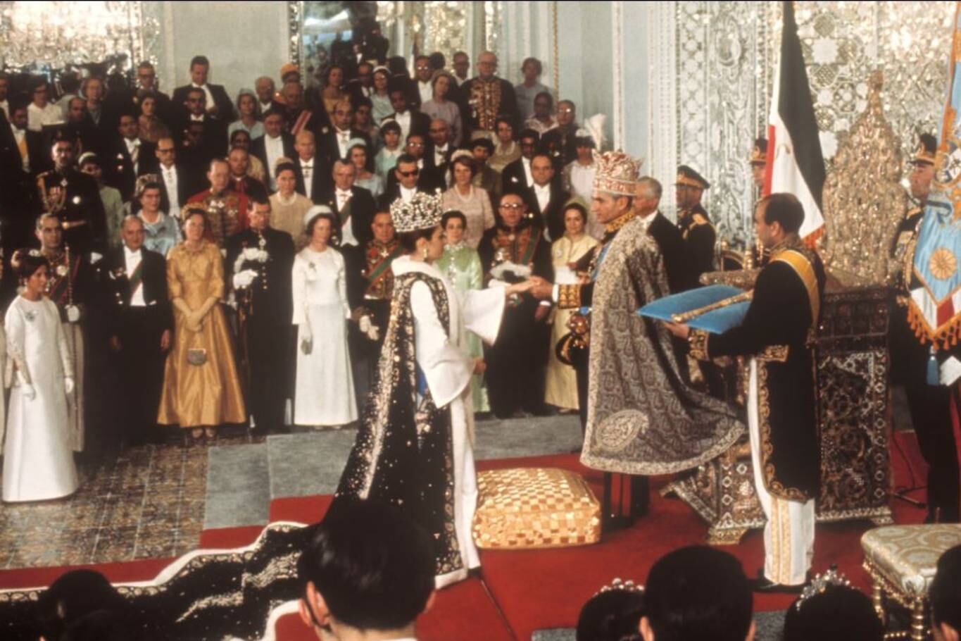 La ceremonia en que Farah fue nombrada emperatriz de Irán no escapó al lujo y la ostentación que solían exhibir las ceremonias reales